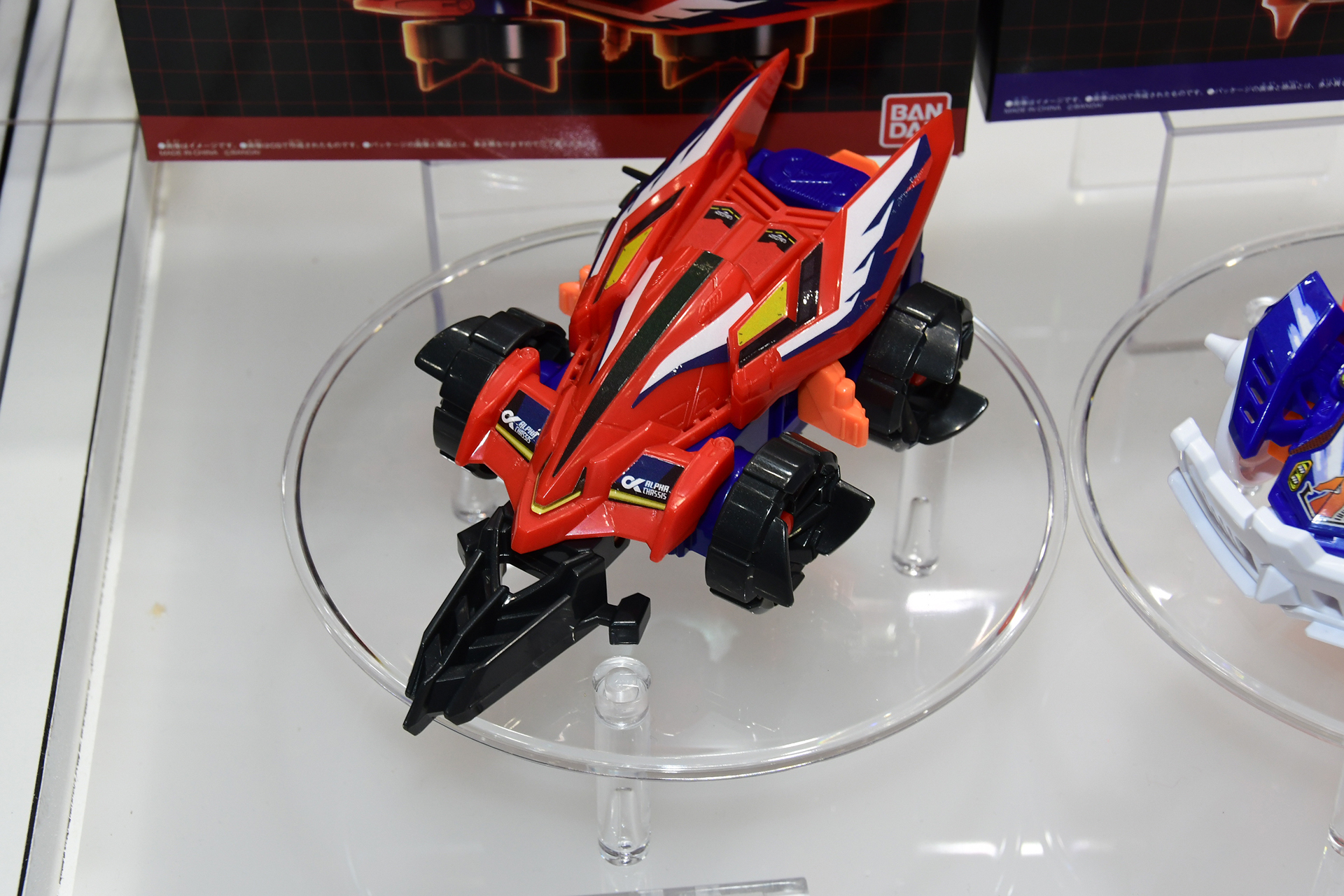 「ストームファルコン」は車高が低く相手の車体に潜り込む戦い方が得意。チャージャー付きのスターターセットでの価格は各3,300円