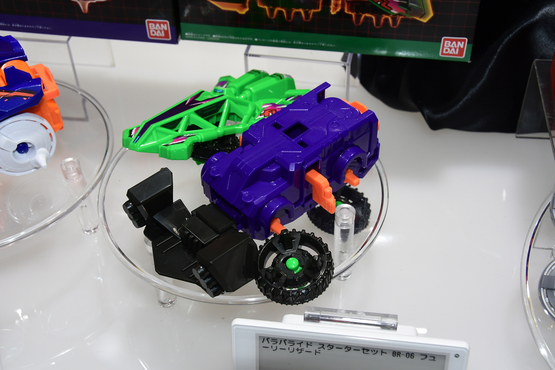 側面や背面のスイッチを押されるとシャーシが展開、カウル、車輪が外れてバラバラになる