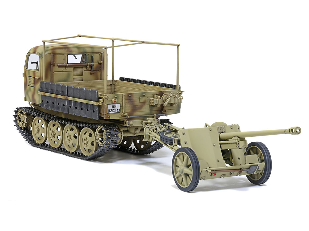 車輌後部の牽引部には別売の5cm対戦車砲 Pak38などを連結することも可能。物資などを満載し、砲を牽引するRSOの情景を作るのも楽しみです。