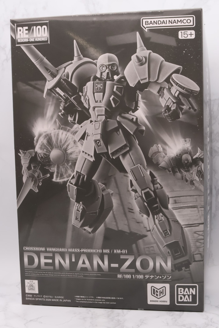 「RE/100 1/100 デナン・ゾン」のパッケージ。限定アイテムならではの単色のパッケージ仕様で、モノトーンは機体色のイメージだろうか