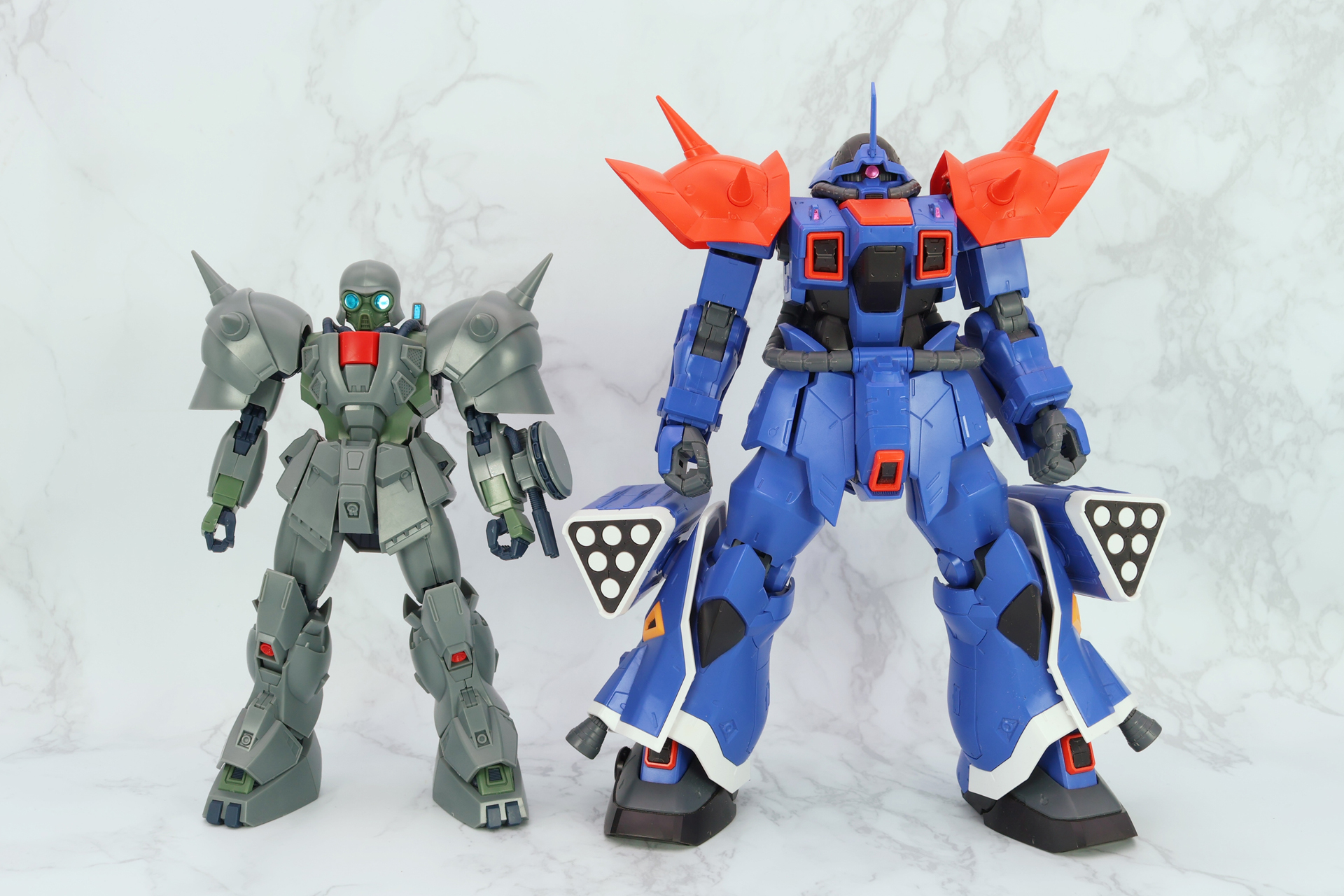同シリーズの「RE/100 1/100 イフリート改」（右）との比較。『機動戦士ガンダムF91』の宇宙世紀0123年にはモビルスーツの小型化が進んでいるので、同じ1/100スケールでもここまでサイズが違う