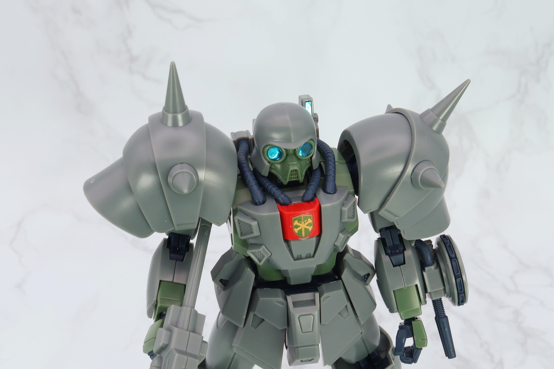 ボリューミーなショルダーアーマーも大きな魅力。中央にある関節で角度を変えることにより、シルエットが変わる