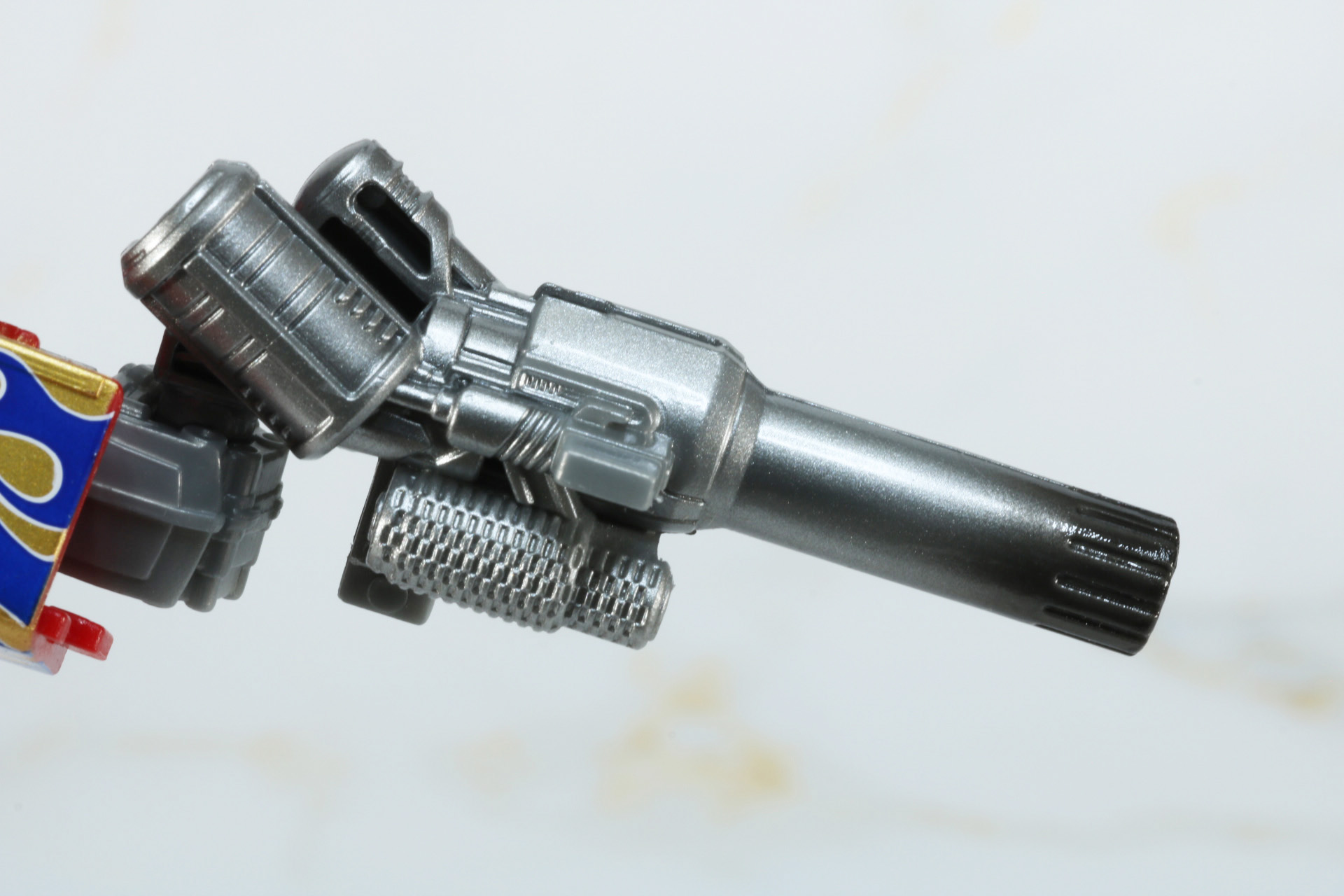 主要武器のイオンブラスター。重厚感あるシルバー塗装に銃口の焼けも表現されている