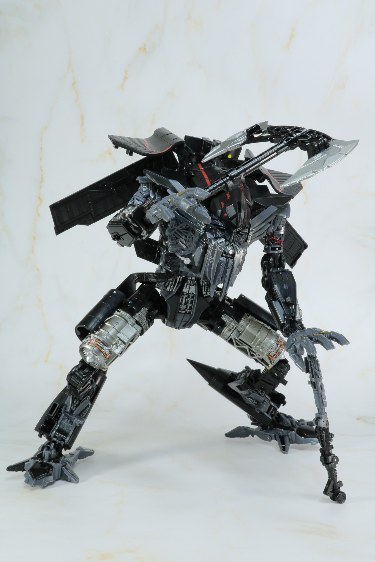 斧を手に戦う