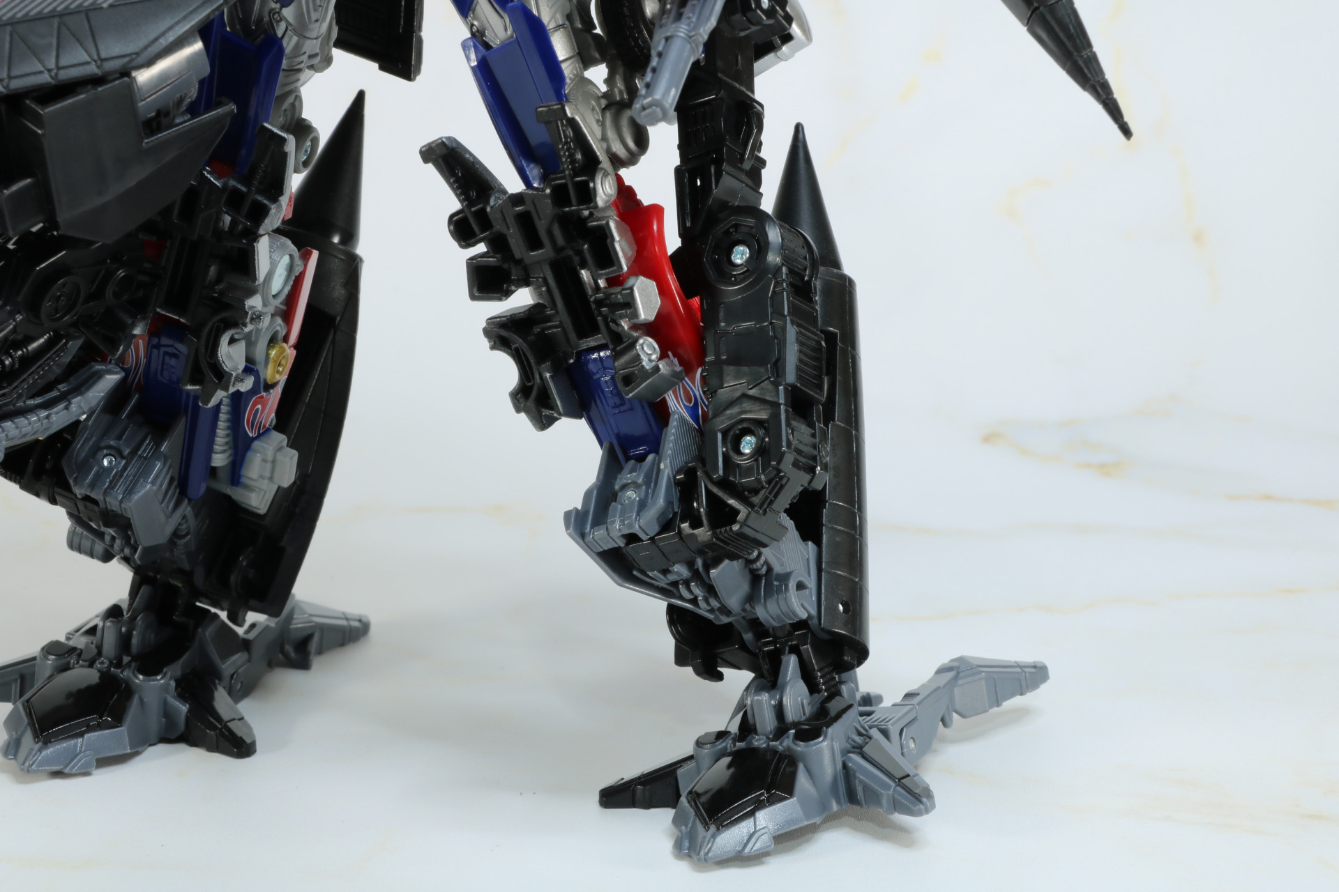 脚部はオプティマスプライムの足裏が脛のアーマーになり、裏面が黒の成型色のためまとまりのあるカラーリングとなっている
