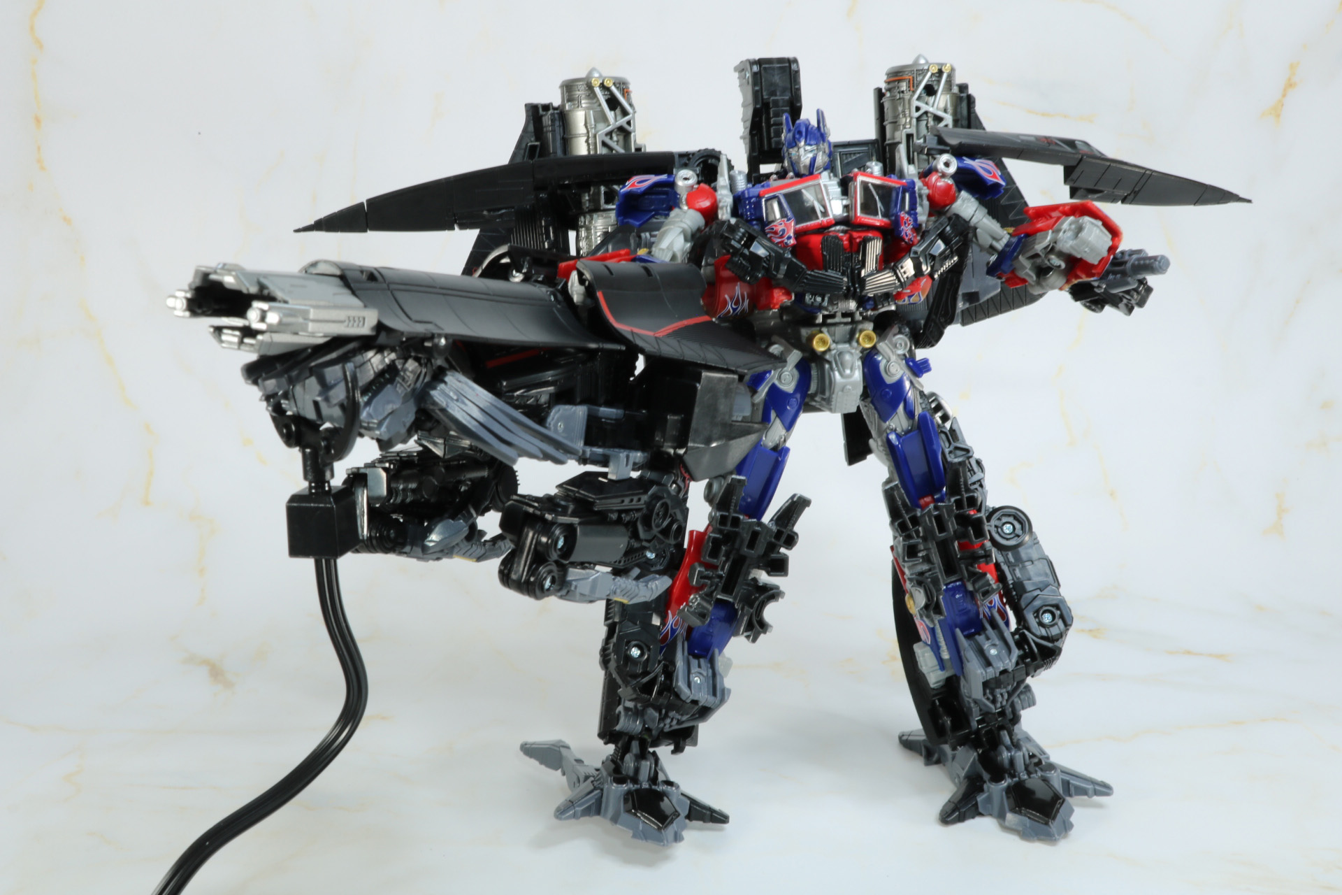 ダイソーのディスプレイスタンドを使用してキャノンを構えることができる