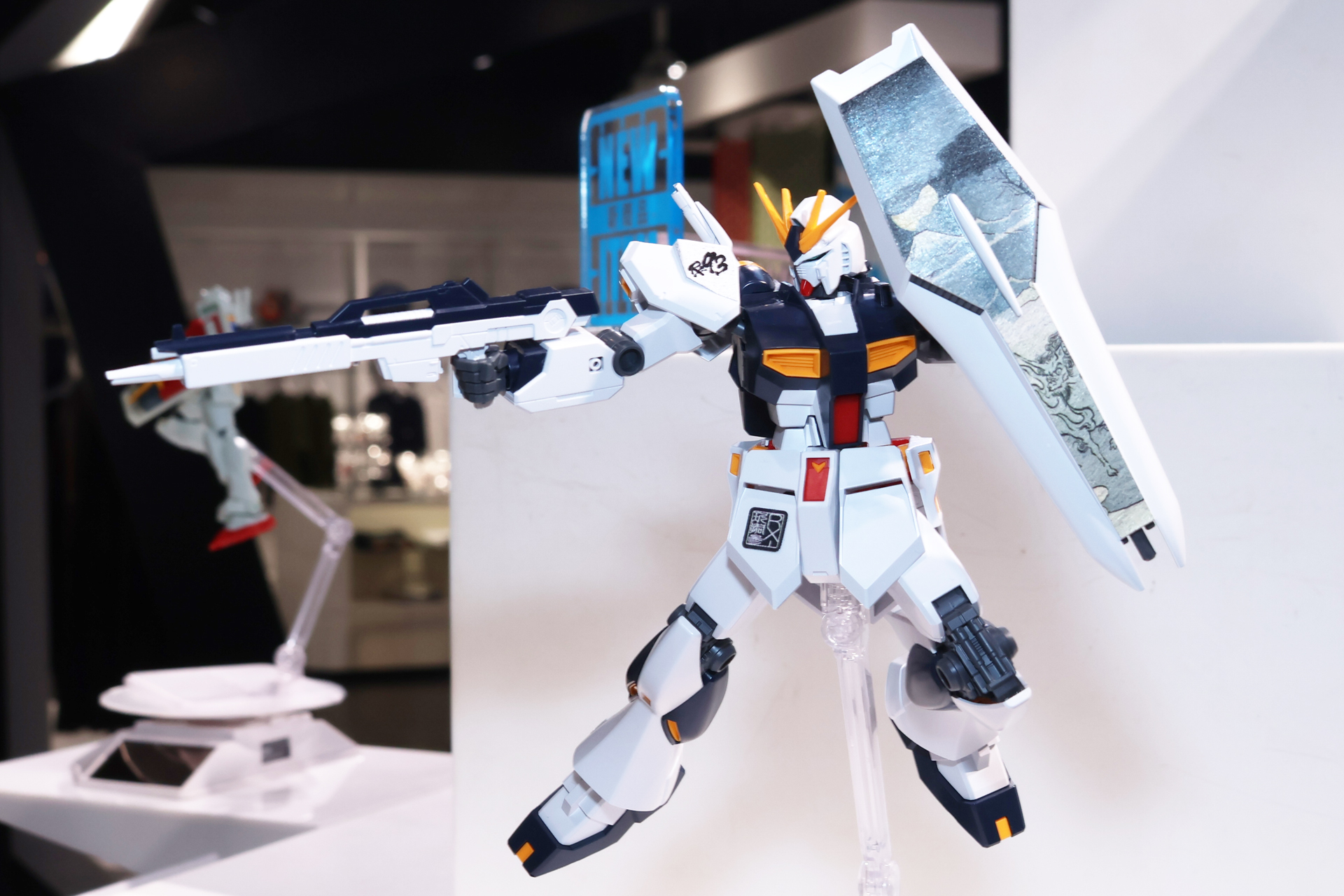 「ENTRY GRADE 1/144 νガンダム [浮世絵パッケージVer.]」。8月29日発売。価格は1,760円。ガンダムベース販売商品
