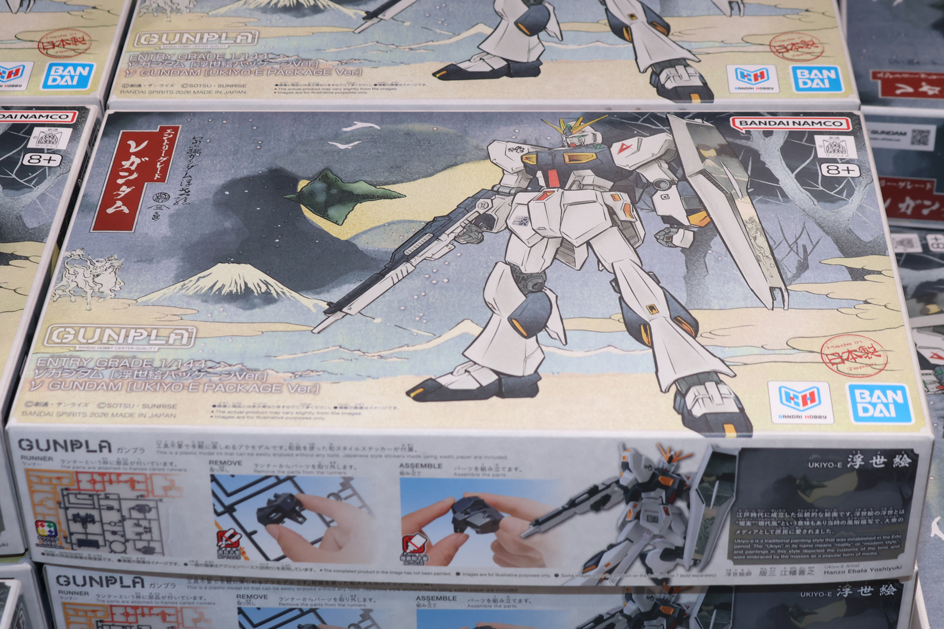 こちらがパッケージ。背景だけでなくνガンダムも浮世絵風