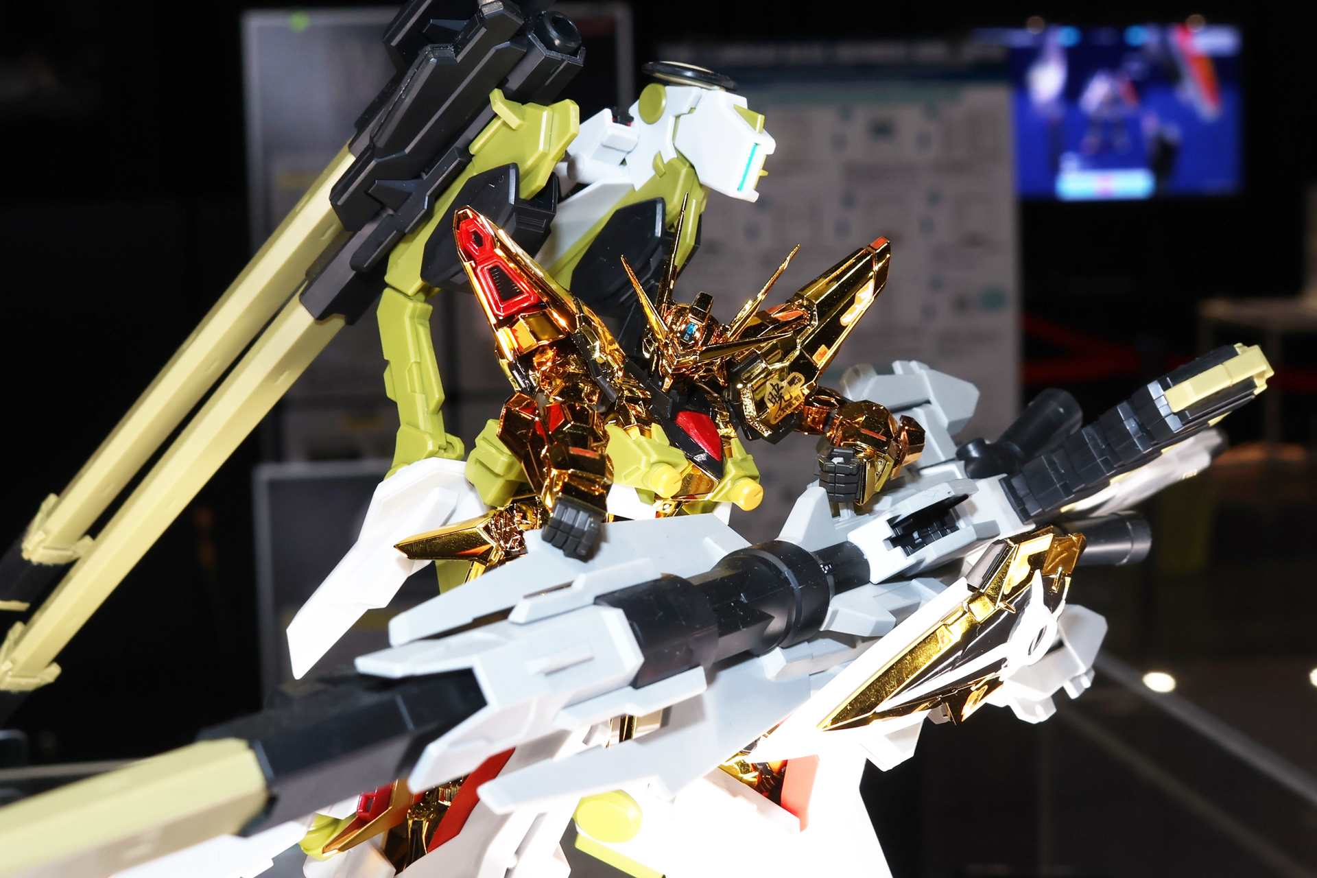 ヤタノカガミのきらめくコーティングを金メッキで再現したRGアカツキガンダム