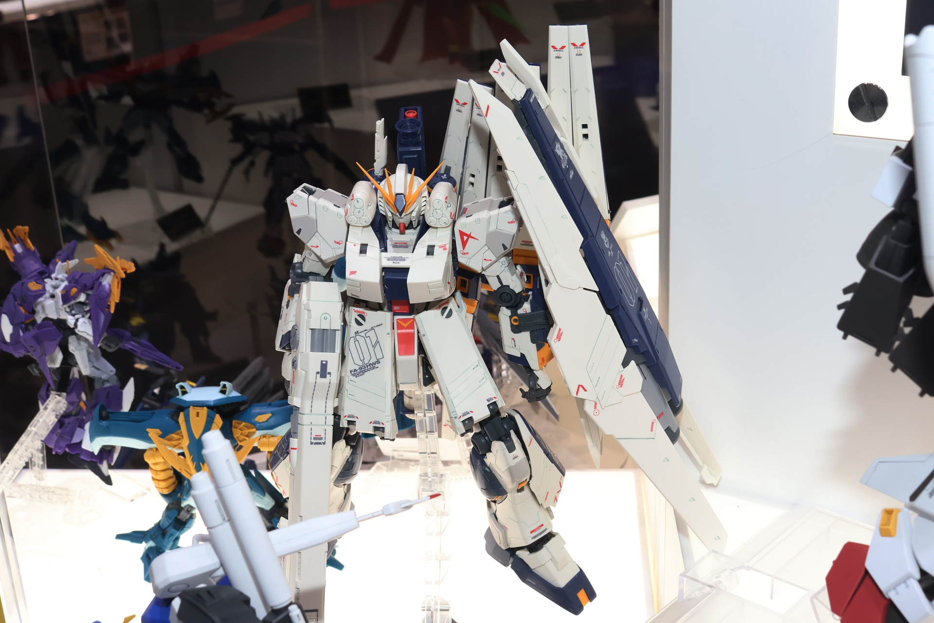 「MG 1/100 νガンダム HWS Ver.Ka」。2016年12月発売