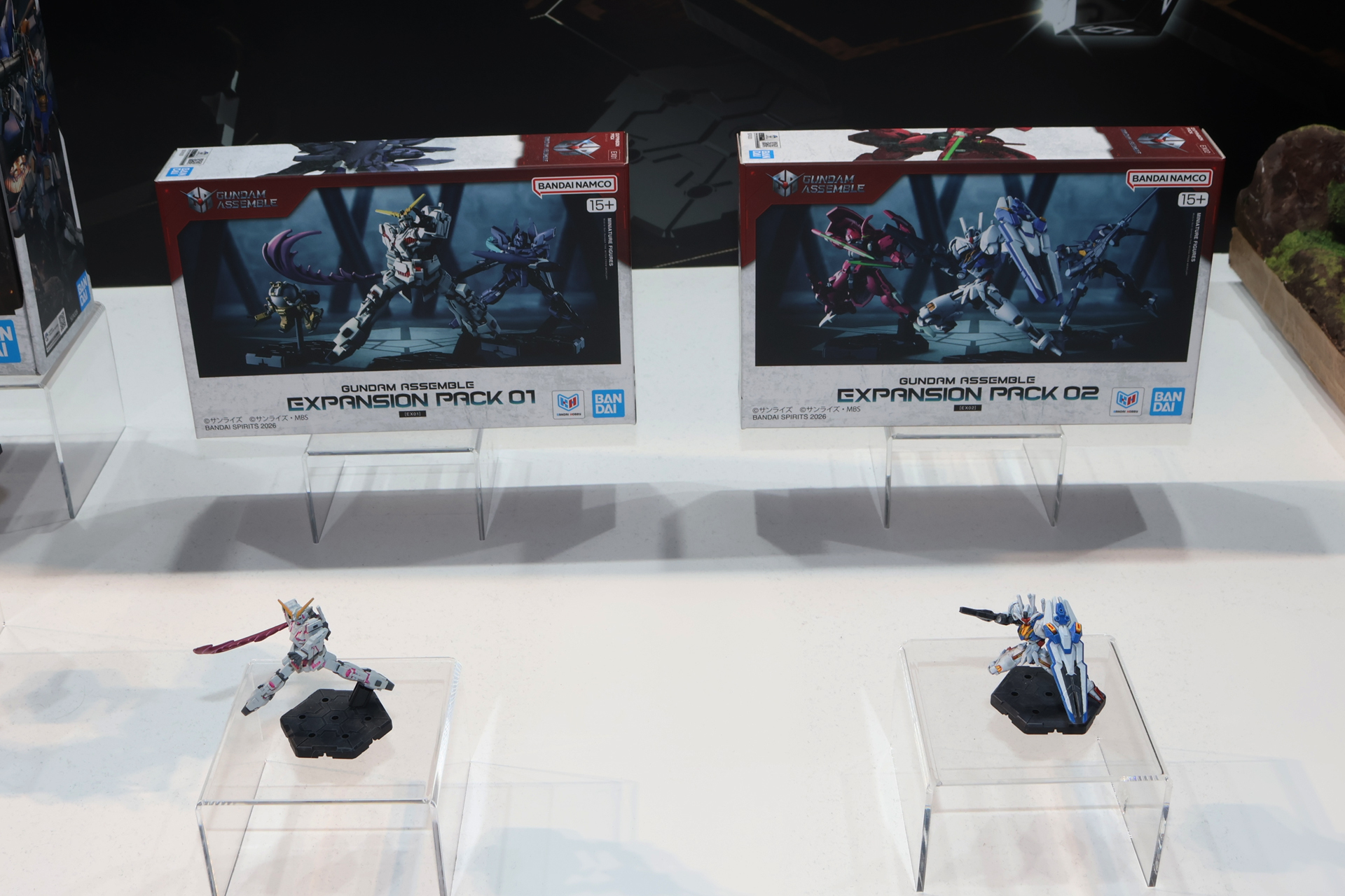 ユニットやカードなどをセットにした拡張アイテム「GUNDAM ASSEMBLE EXPANSION PACK」。価格は各3,300円。写真にユニットは1体ずつしか写っていないが、それぞれ３体ずつ付属している