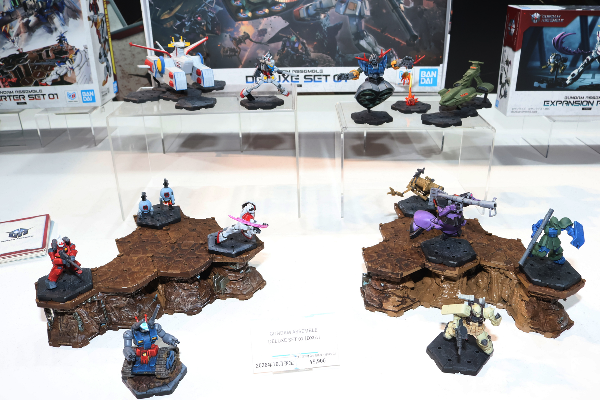 11月発売予定の「GUNDAM ASSEMBLE DELUXE SET 01 [DX01]」。ホワイトベースやムサイなど大型のユニットを含む13体のユニットとゲームセット一式が付属する豪華版。価格は9,900円