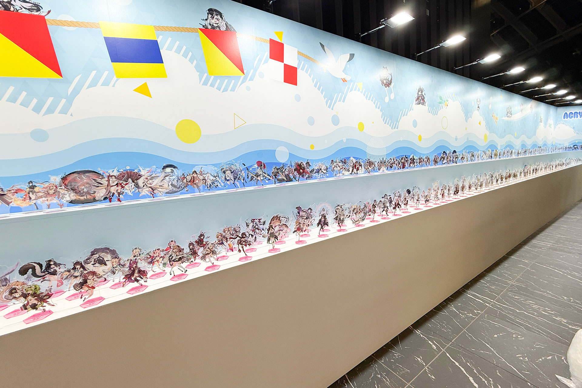 フィギュアの展示スペースには、400体以上のアクリルスタンドも展示されていた