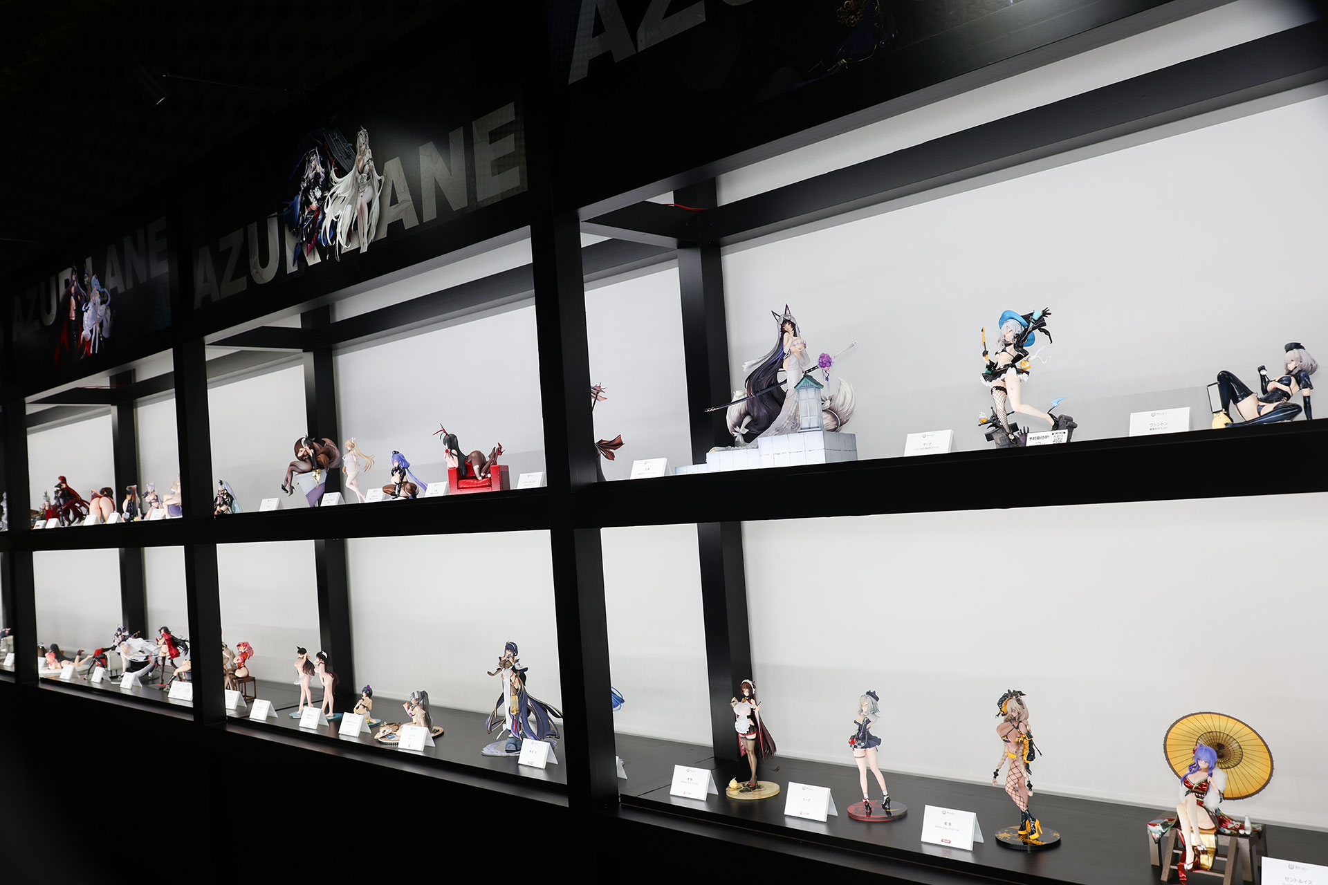 フィギュアが並べられている棚は、上段が新作、下段が過去に発売された作品だ