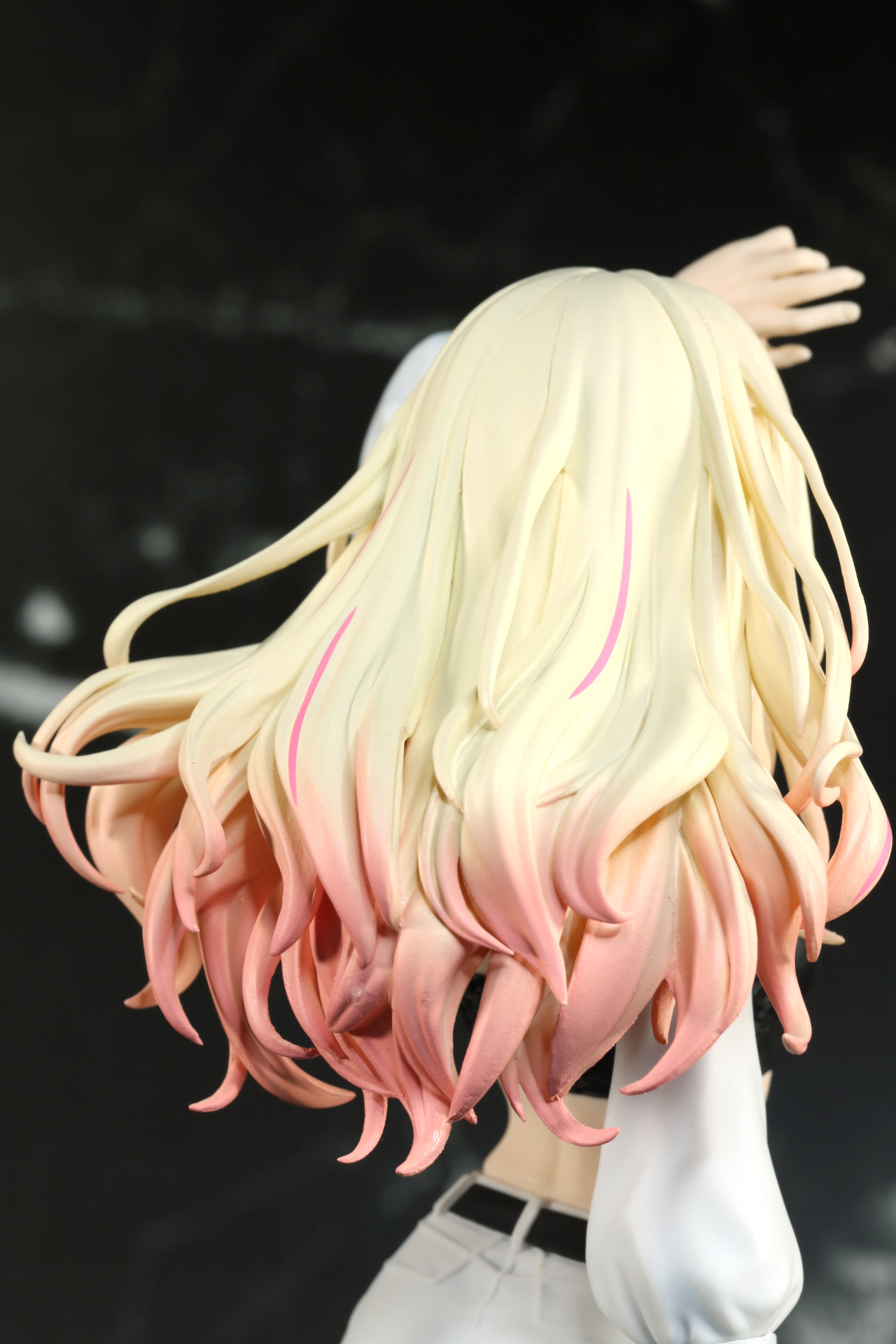ウェーブの入ったボリュームのあるヘアスタイル。メッシュや毛先のグラデーションも再現されている