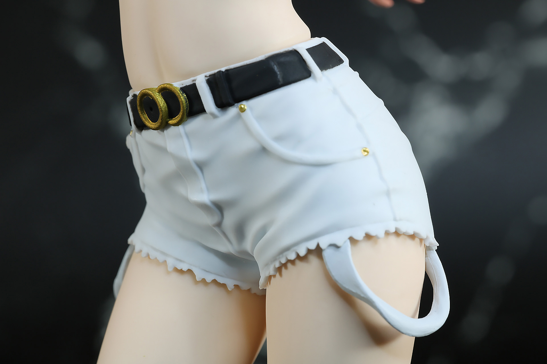 パンツのベルトなども色分け、造形されている