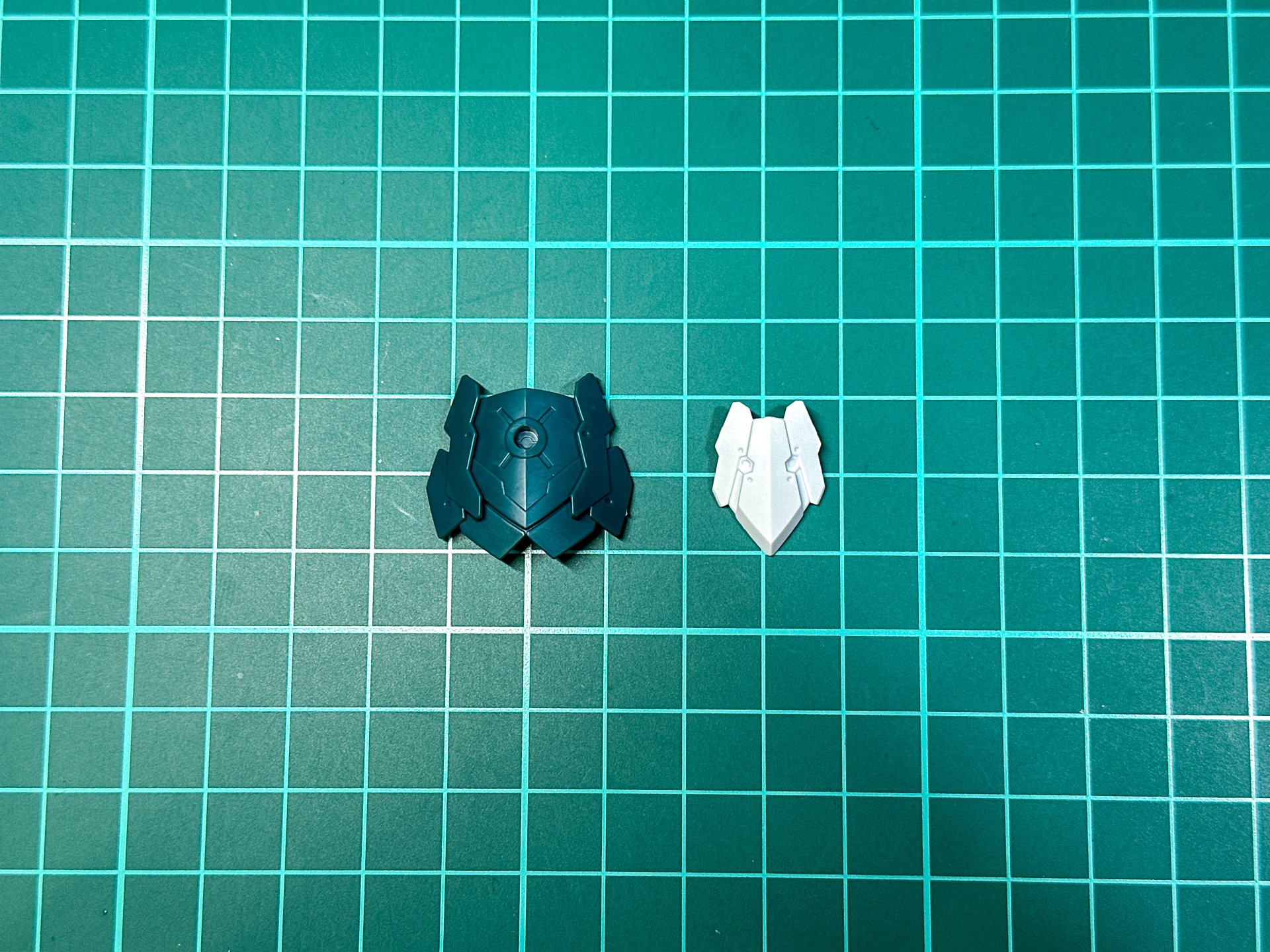胸部装甲はエメラルドグリーンとホワイトの2色成形です。