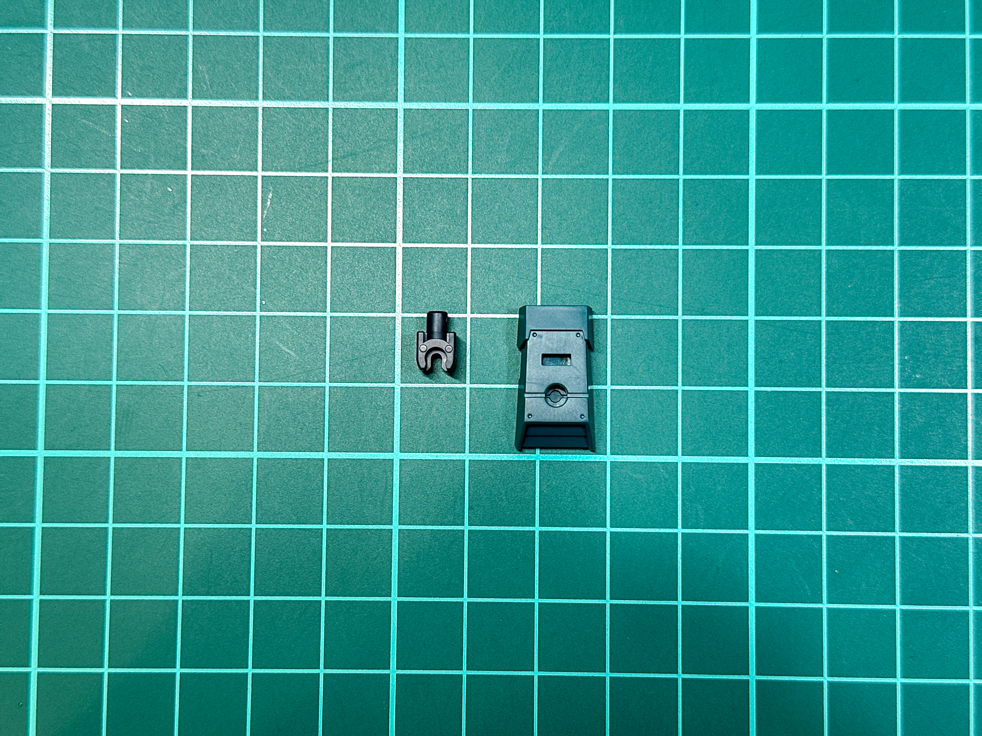 側部装甲には角型ジョイント孔もあります。