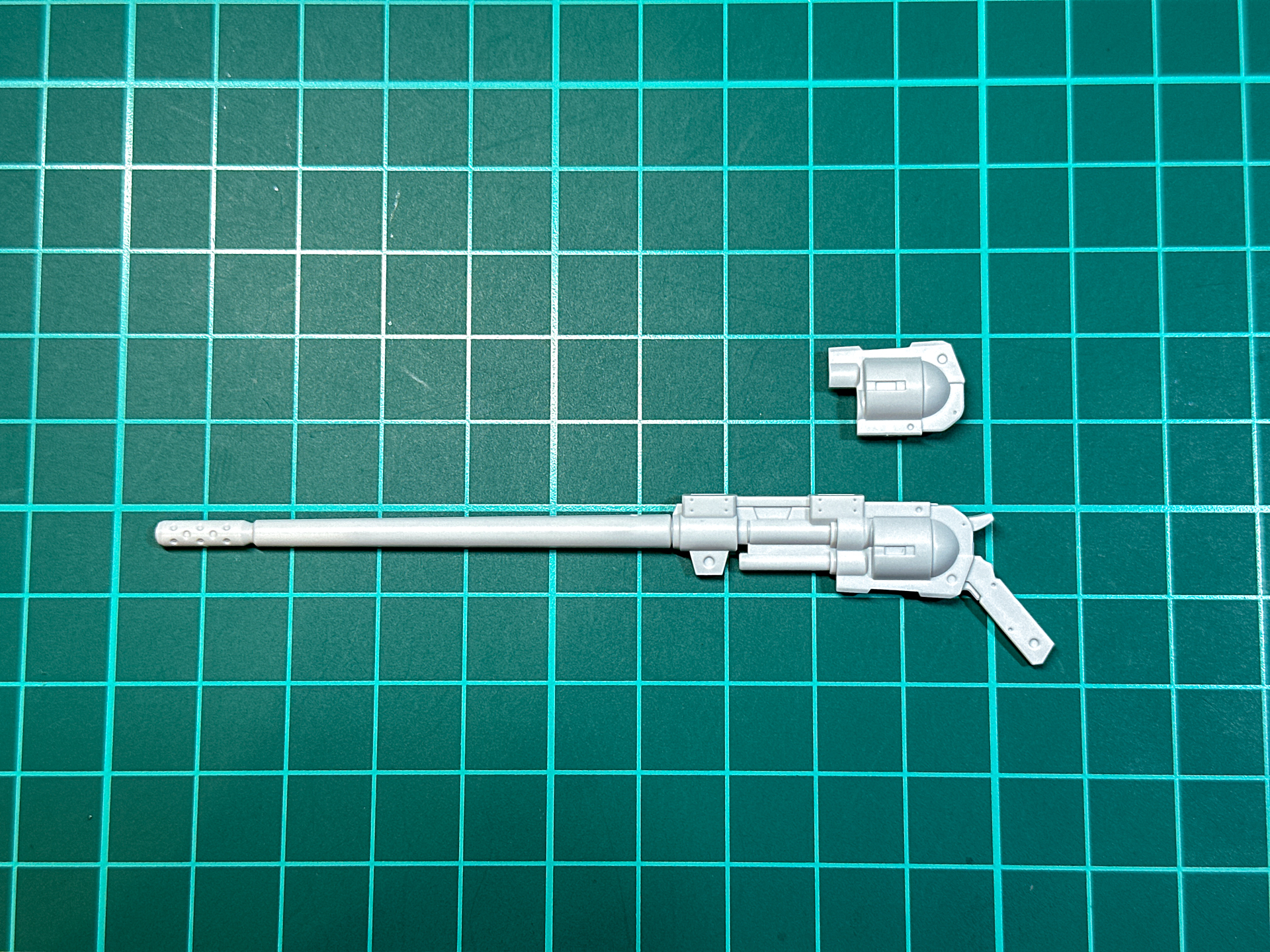 射撃武器の組み立ては銃本体が左右分割です。