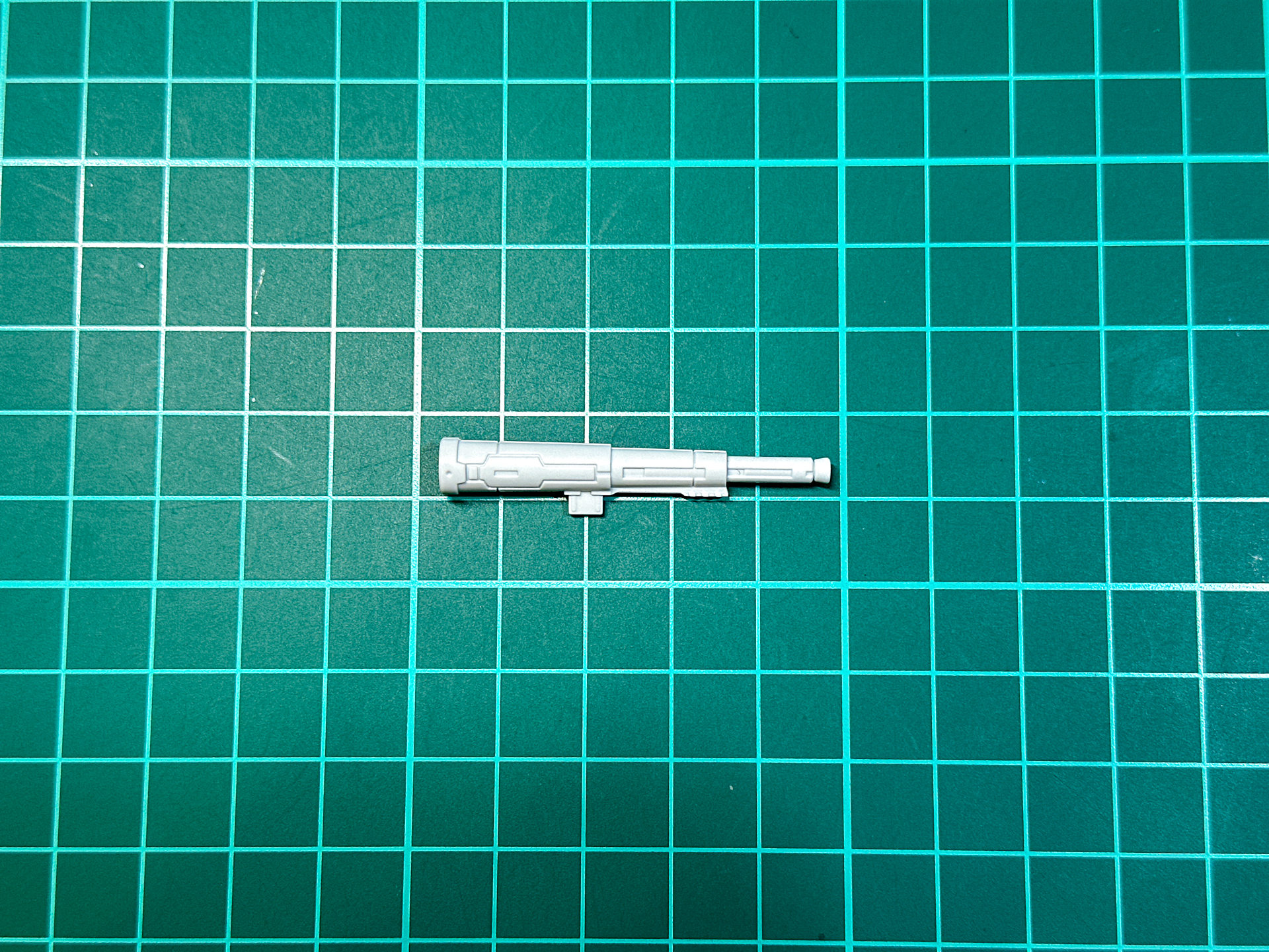 単眼鏡は手持ち装備としてだけでなく、射撃武器のスコープとしても使用できます。