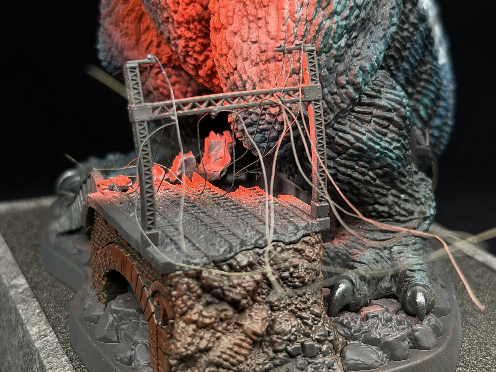 足元の崩壊した日劇ビルや国鉄高架線など、細部まで丁寧に彩色していくと台座としての充実感が高まりますね