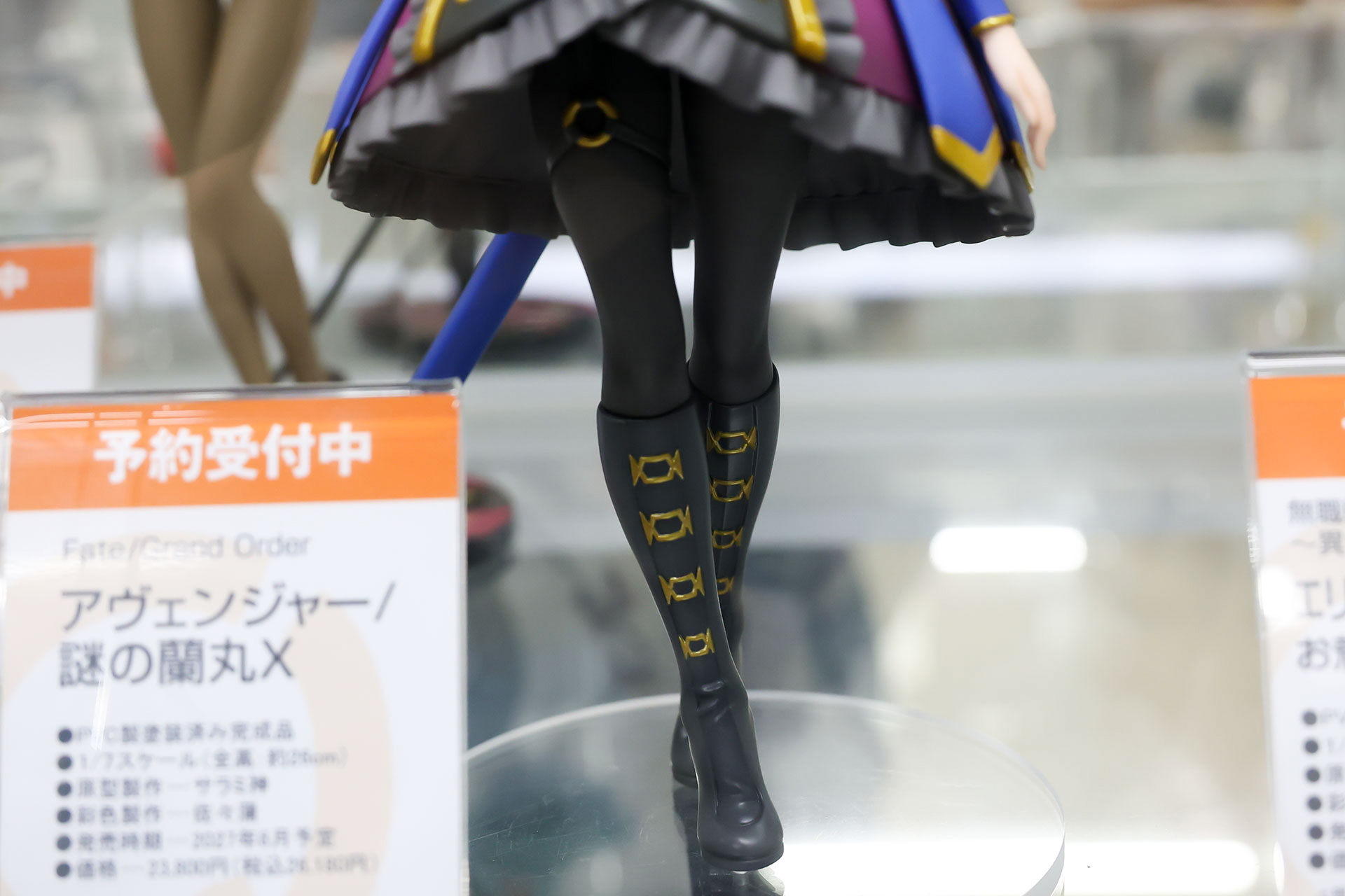 黒でまとめられた脚部。ブーツには金色の装飾が並んでいる