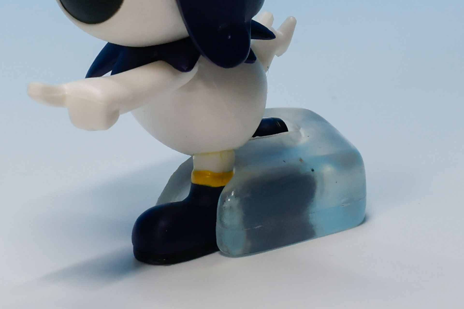 フィギュアを安定させるための台座が付属している