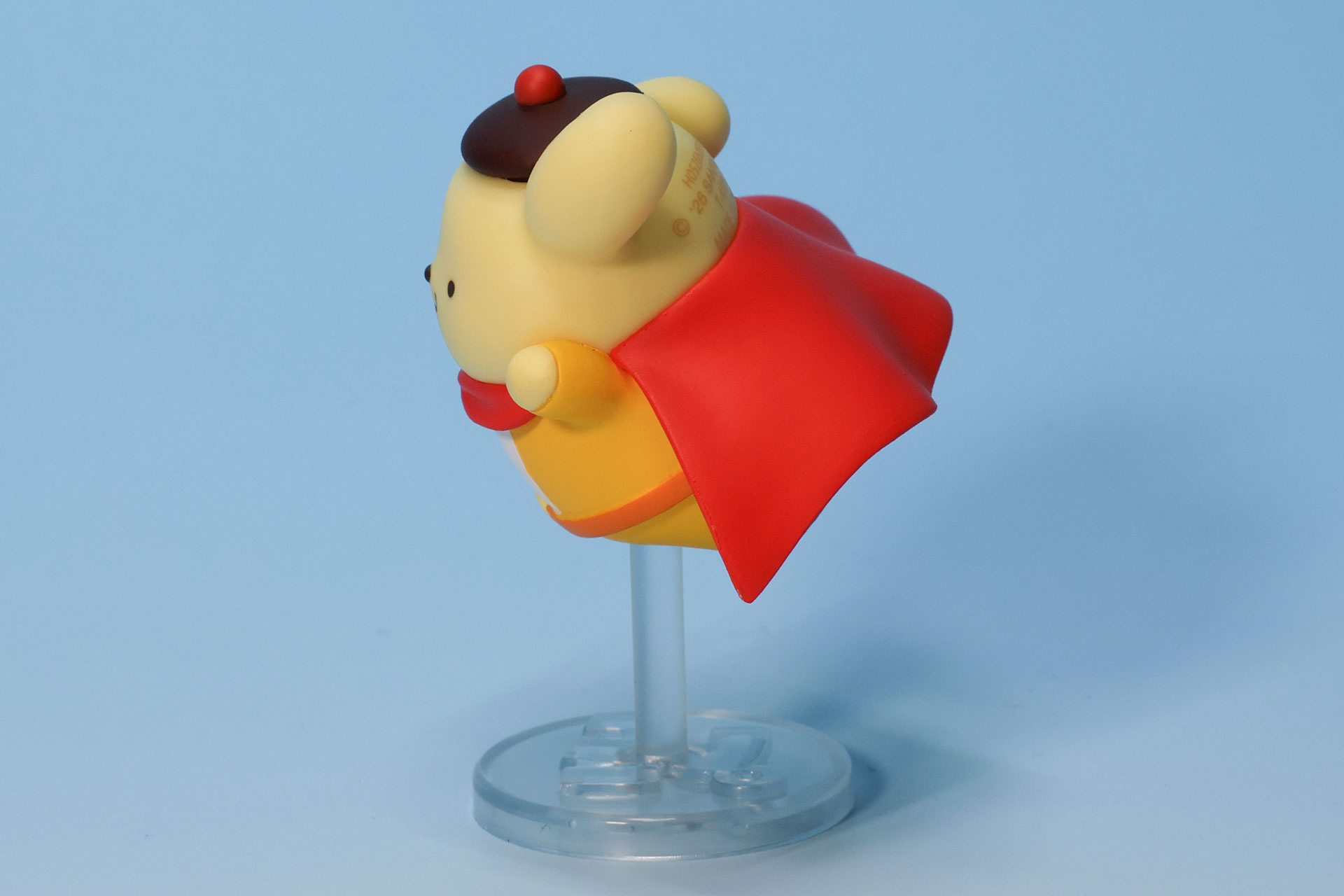 横から見るとマントが後方へ広がっているのがわかる