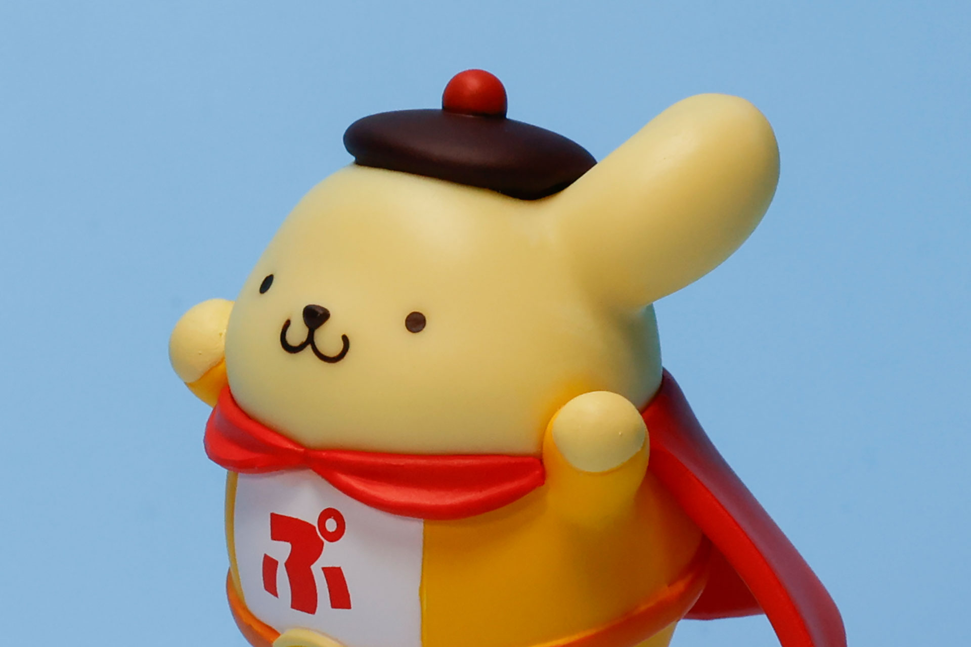片方の耳を上へ伸ばした姿も飛行中らしい