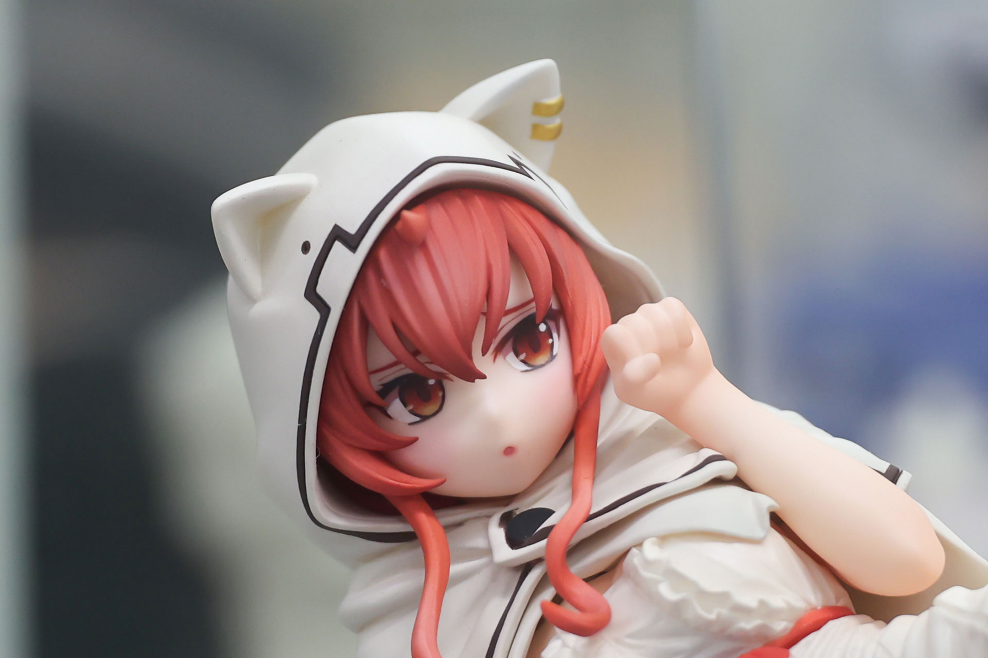赤い髪と猫耳フードの組み合わせが印象的だ