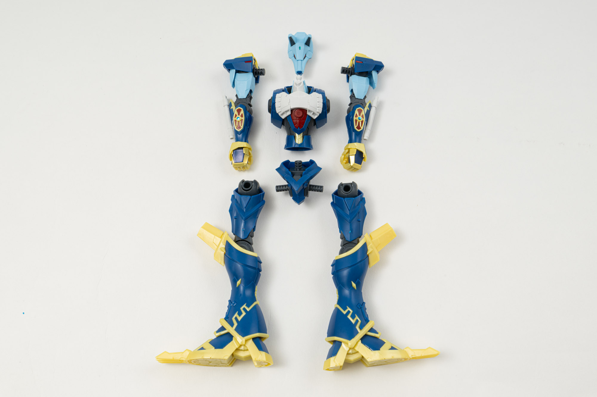 一度ボディ全景を並べてみる。細身のシルエットのマグナガルルモンが完成。装甲なしのモードはこのようになっている。