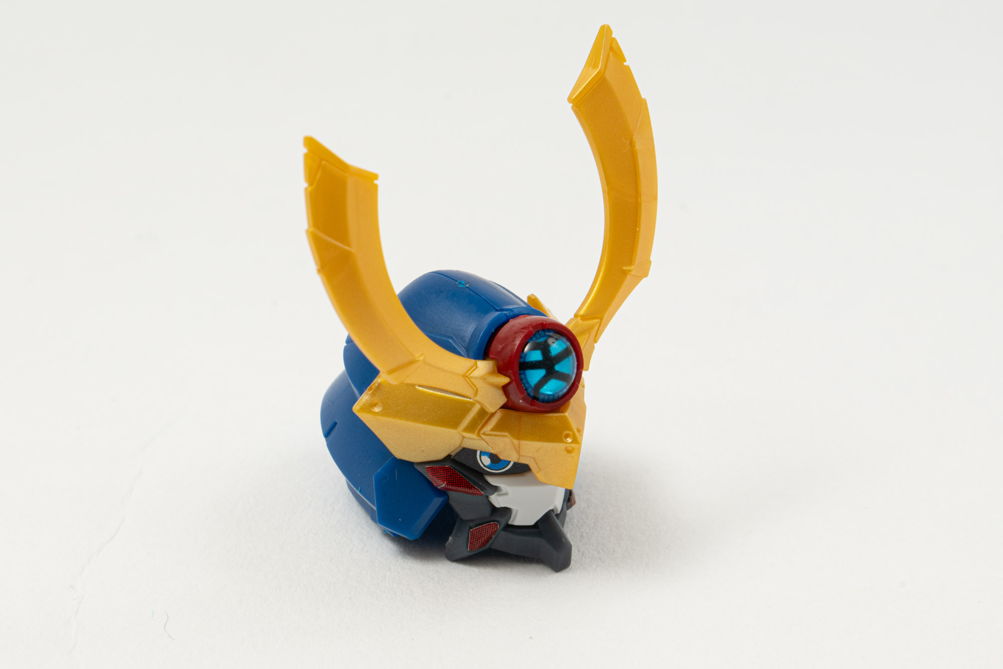 まずはスサノオモンの頭部。派手なジュエルシールが目立つ顔になっている。