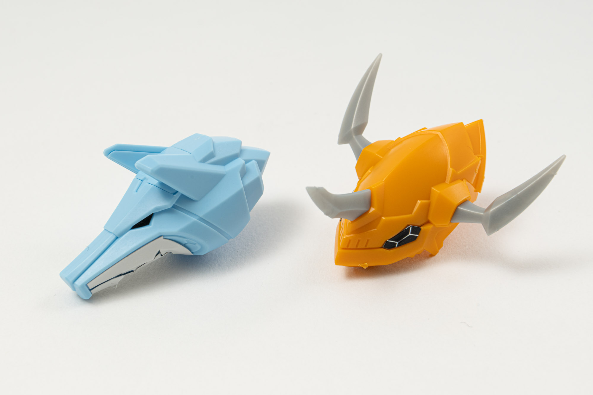 腕のカイゼルグレイモンとマグナガルルモンのシンボル。