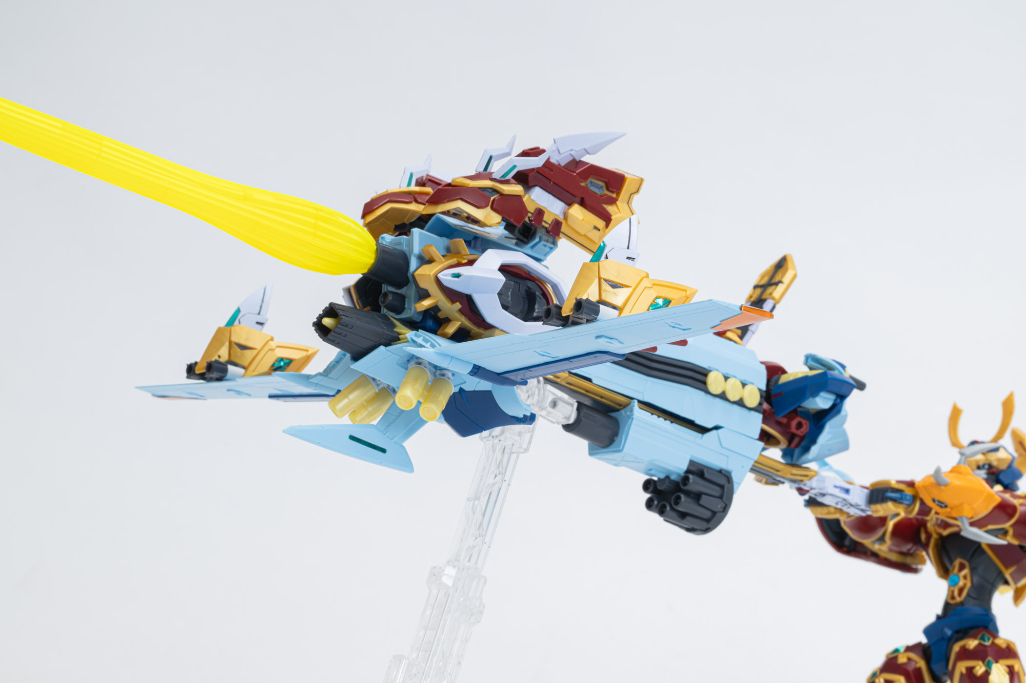 こちらはマグナガルルモンの要素が多い構成になっている。武器まで2体のデジモンから構成されているところが非常に面白い。