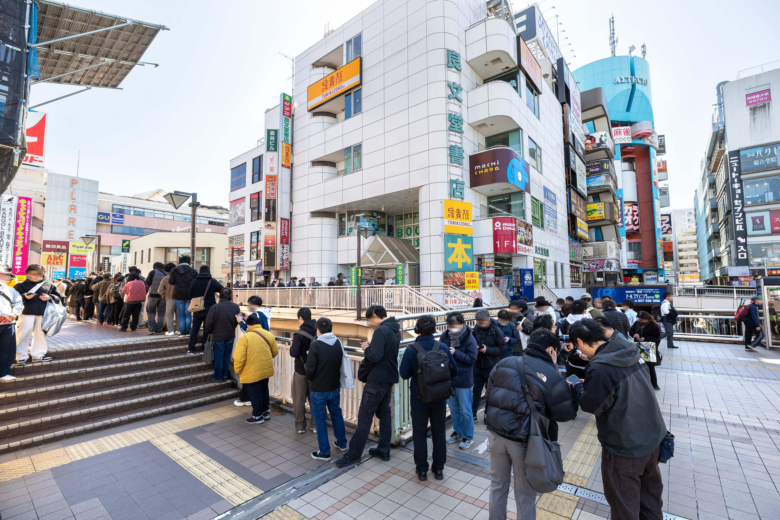 写真はまちキャラ松戸店のオープン時の風景。まちキャラはオープン時には行列ができるように"仕掛け"をする。この行列に対応するために本部スタッフが前面に出る