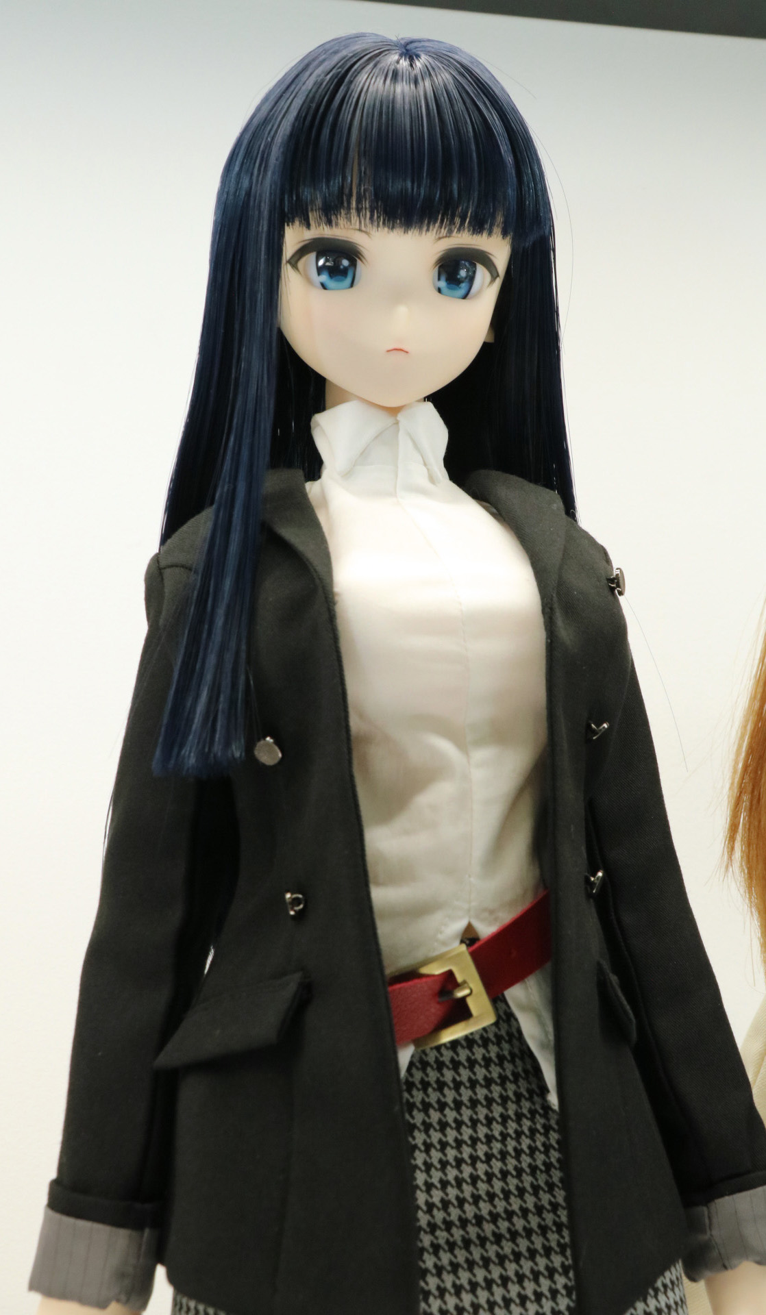 ロングの黒髪やクールな表情と合わさり大人な雰囲気