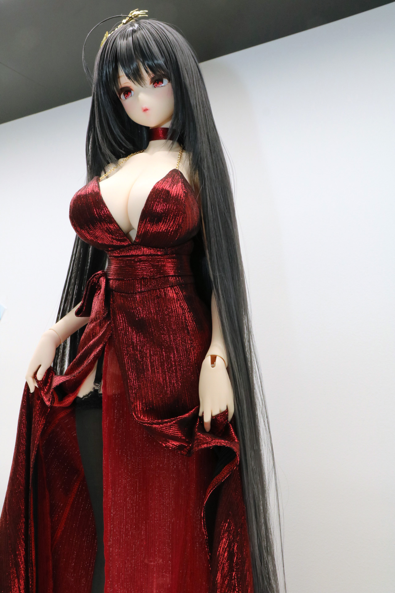 腰を超えるロングヘアもさらりとした質感で存在感あるものとなっている