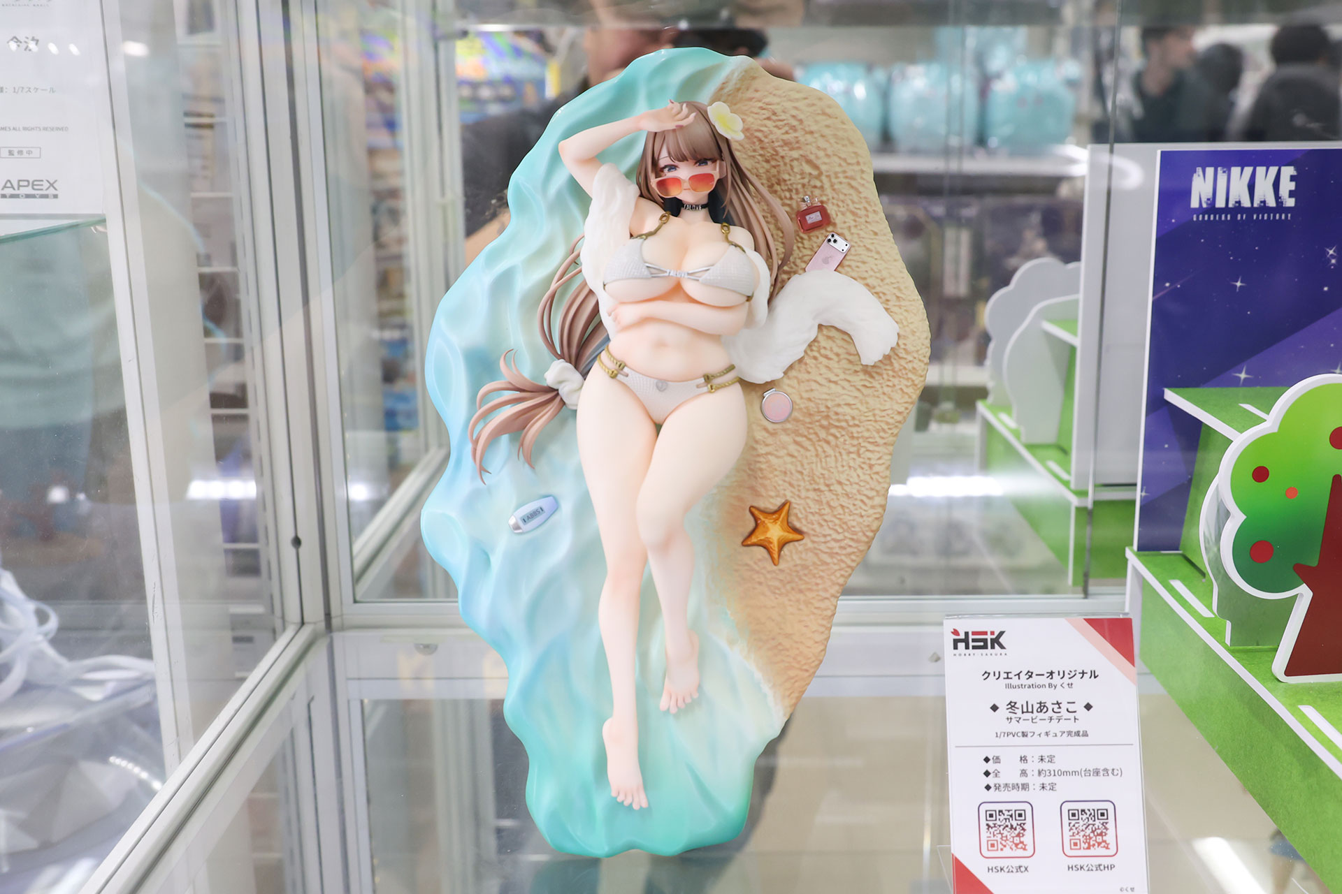 フィギュアの素材はPVCで、台座部分を含む全高は約310mmだ