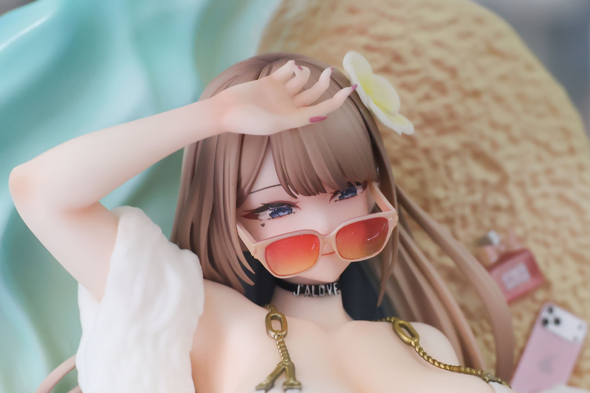 目の下の涙ボクロも再現されている