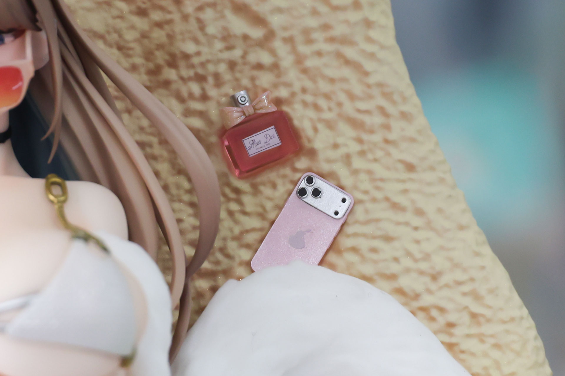近くにはスマホや香水が置かれている