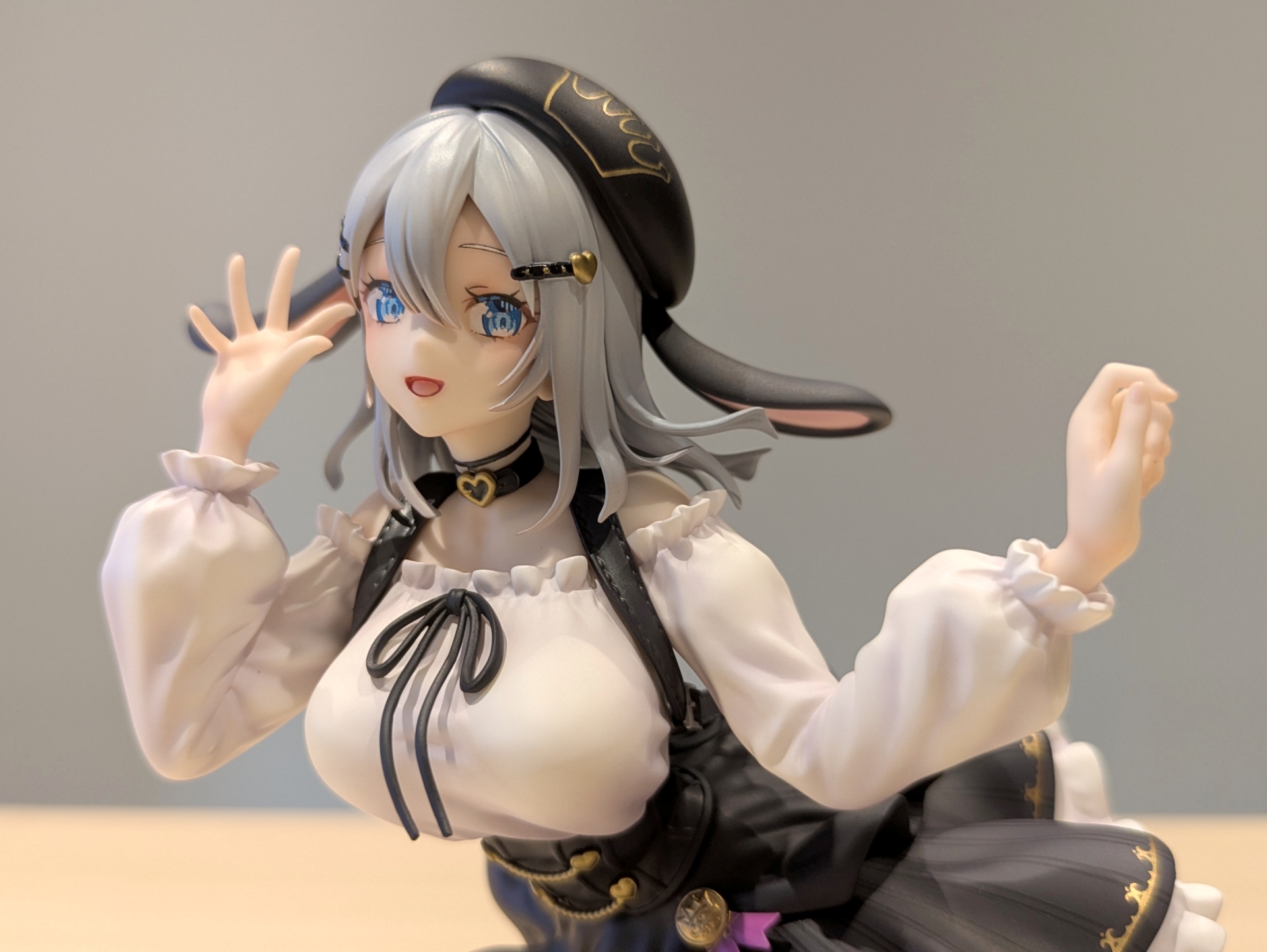 どこから見ても可愛らしいフェイス。吸い込まれそうなブルーの瞳が印象的だ
