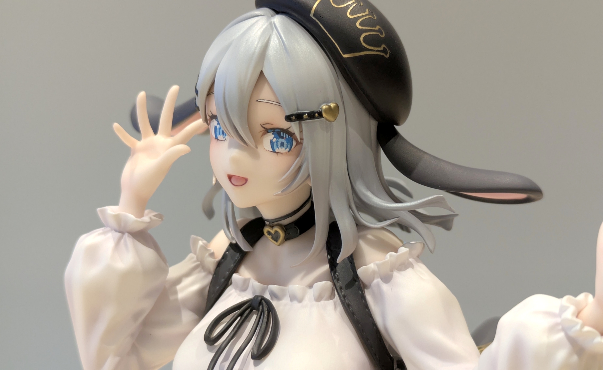 どこから見ても可愛らしいフェイス。吸い込まれそうなブルーの瞳が印象的だ