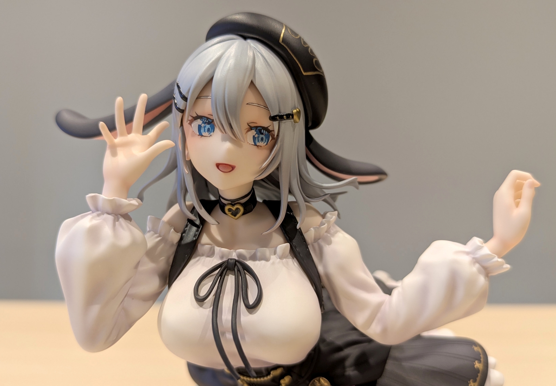 どこから見ても可愛らしいフェイス。吸い込まれそうなブルーの瞳が印象的だ