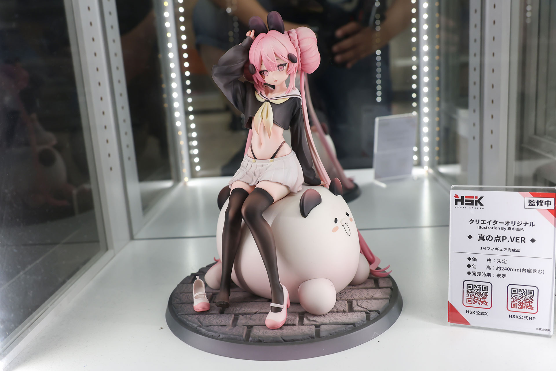 フィギュアの素材はPUで、台座部分を含む全高は約240mmだ