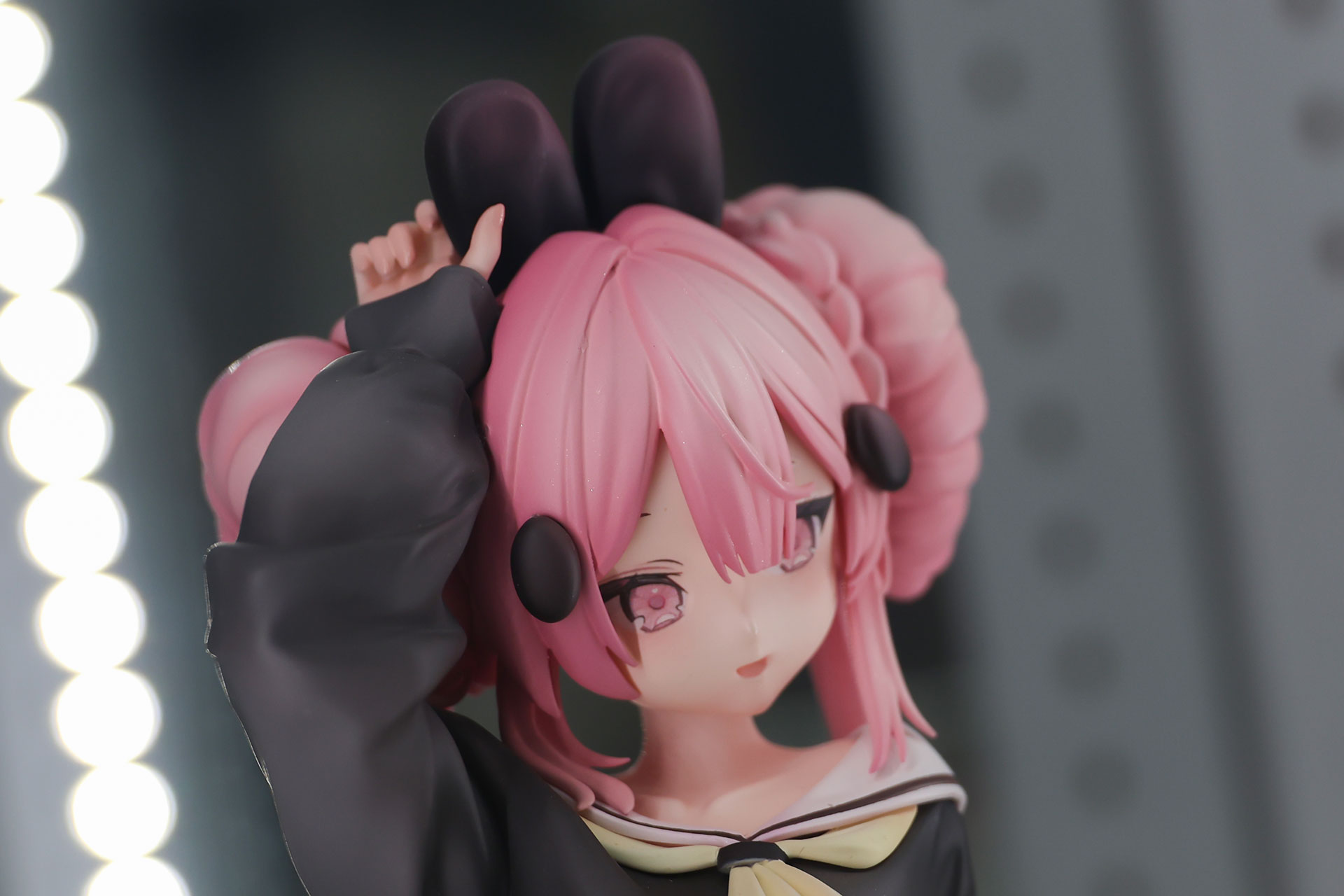 手のポーズも可愛らしい