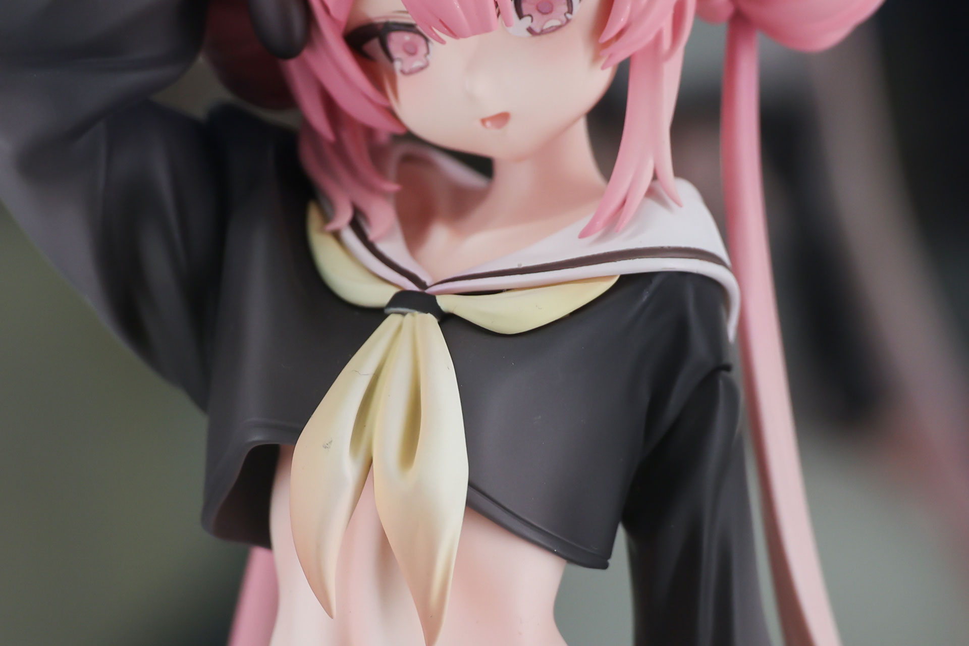 胸元には淡い黄色のスカーフを身につけている