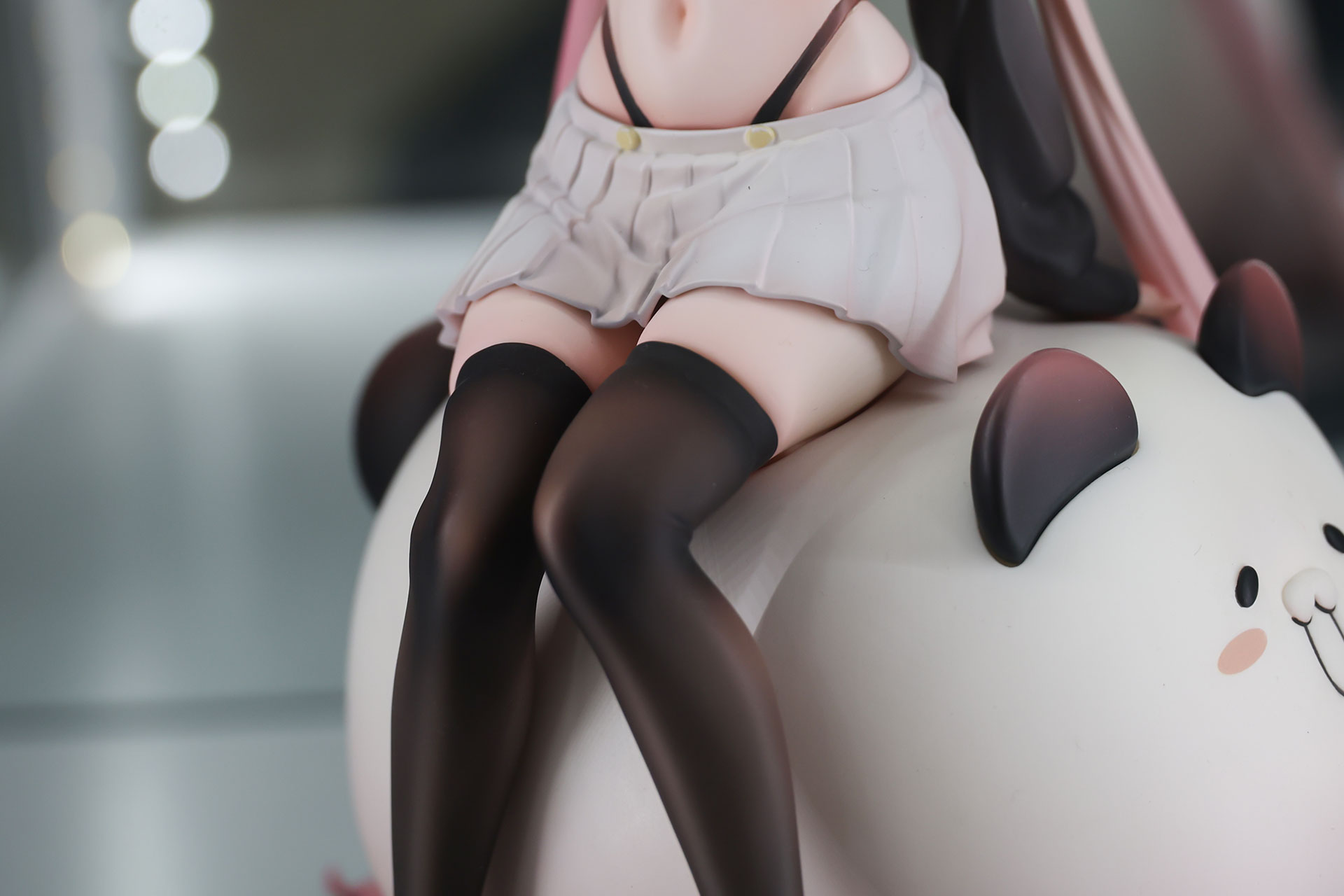 白いプリーツスカートを組み合わせたスタイルだ