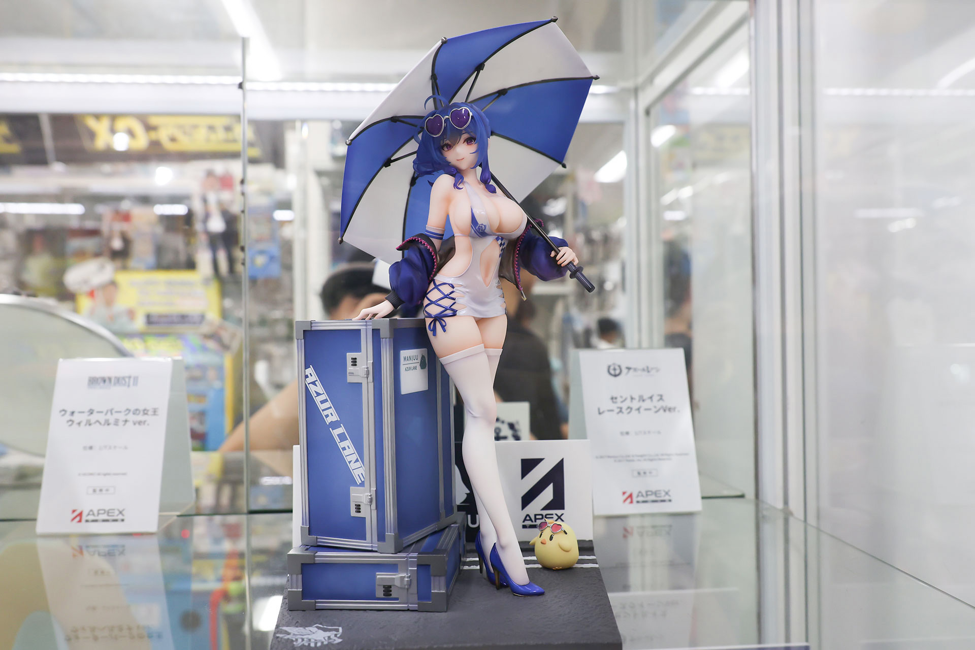 フィギュアの素材はPVCとABSで、台座部分を含む全高は約300mmだ