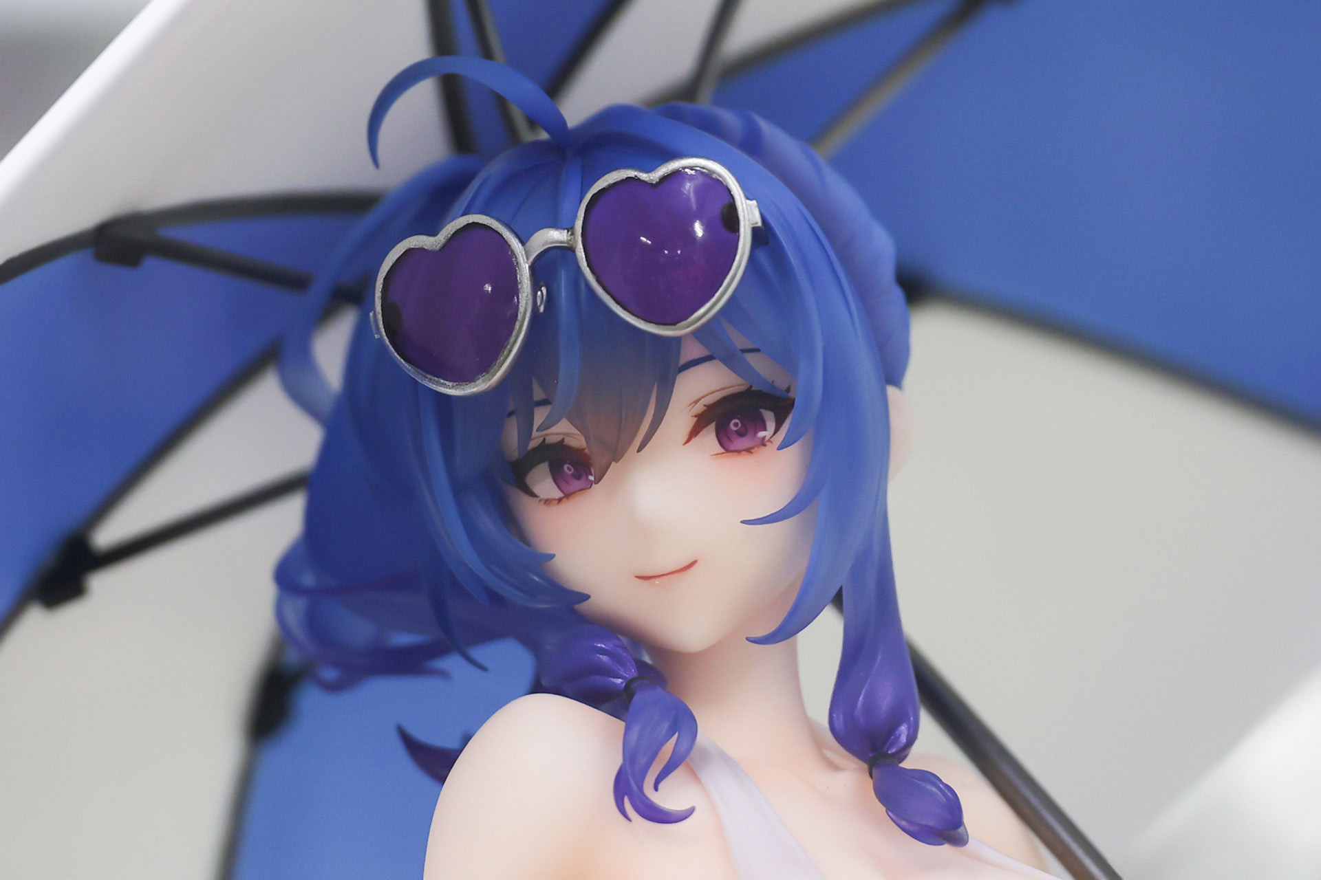 紫色の瞳で優しく見つめるような表情だ