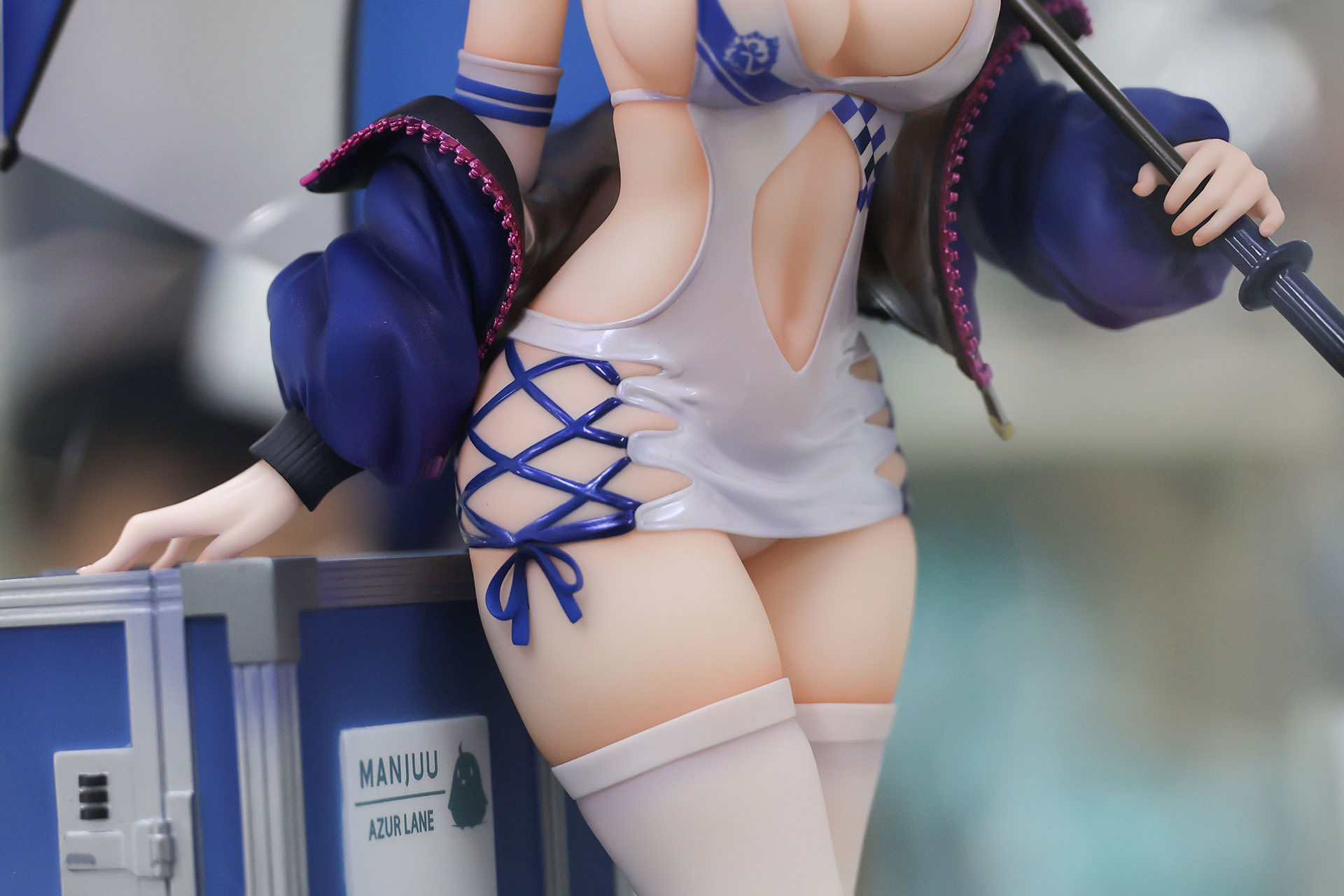 腰の編み上げが衣装のアクセントになっている